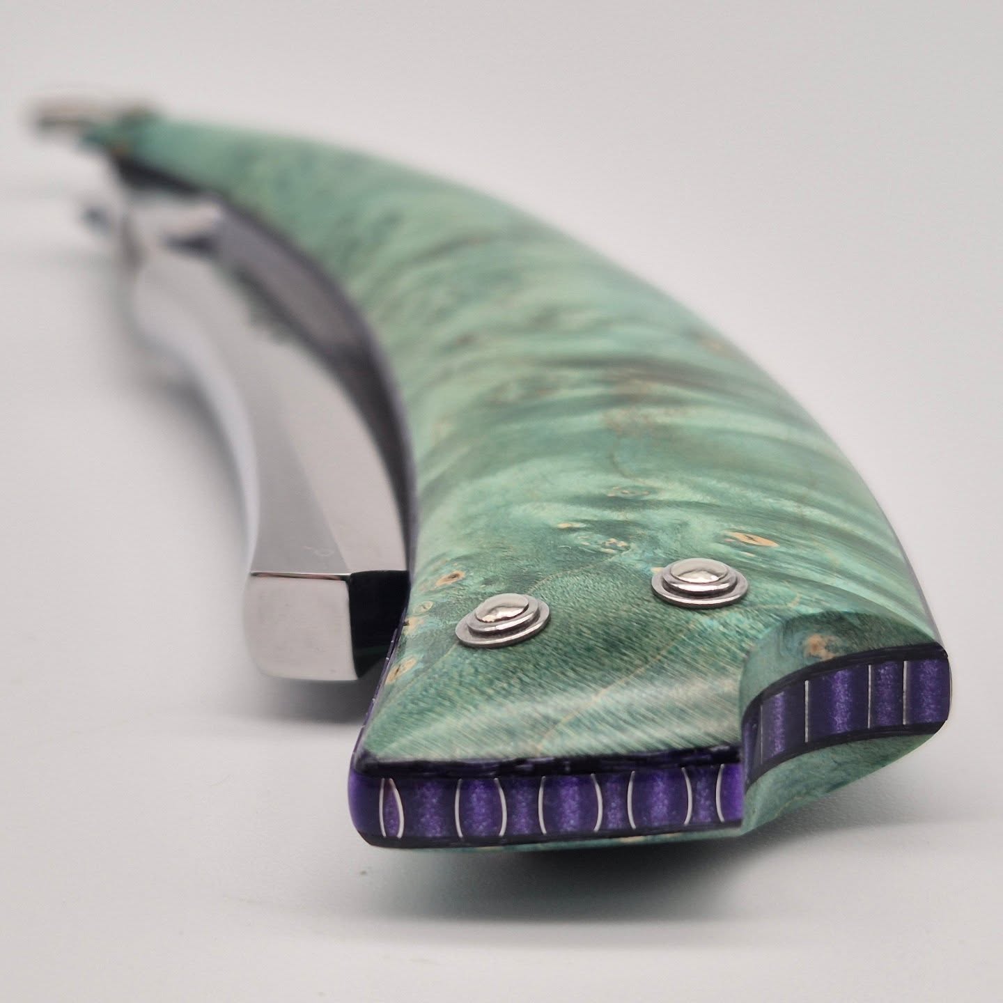 A 6/8 Spanish Point blade in O1 steel with top jimping.
Scales are box elder burl from @robswildwood ,lined with purple glass fibre composite.
Wedge is purple CTek with Nickel Silver pins and stainless steel washers.
#boxercustomrazors #customstraightrazor #straightrazor #razor #shaveoftheday