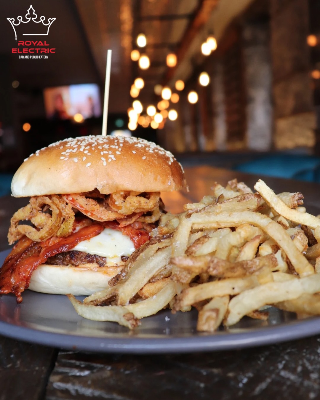 🔥 MAY FEATURE BURGER DROPS TOMORROW 🔥
Meet the Firecracker Burger — here for May only.
Bringing the heat with:
🍔 Beef n’ Nduja Patty
🥓 “Fire Candy” Bacon
🌶 Crispy Banana Peppers
🔥 Firecracker Sauce
🧀 Provolone
Available tomorrow through the end of May — come get spicy while it lasts. #Royalelectric #MaySpecial #BurgerSeason #downtownguelph