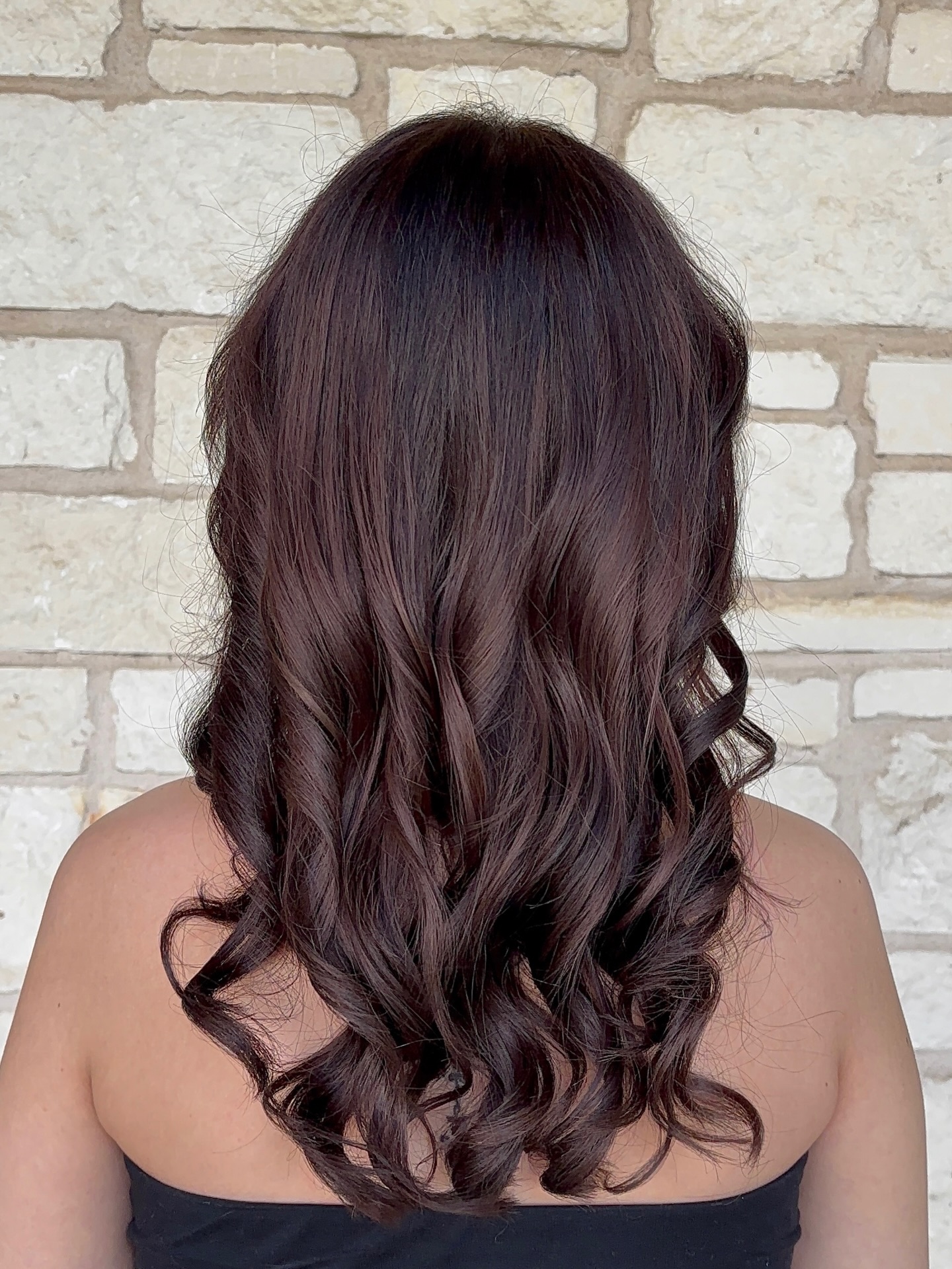 At Stylin, luminous and healthy hair is our specialty! The magic happens in the bond between stylist and client 🤩. This client went from calico to rich brown, all thanks to Vanessa bringing their vision to life! 🩷
