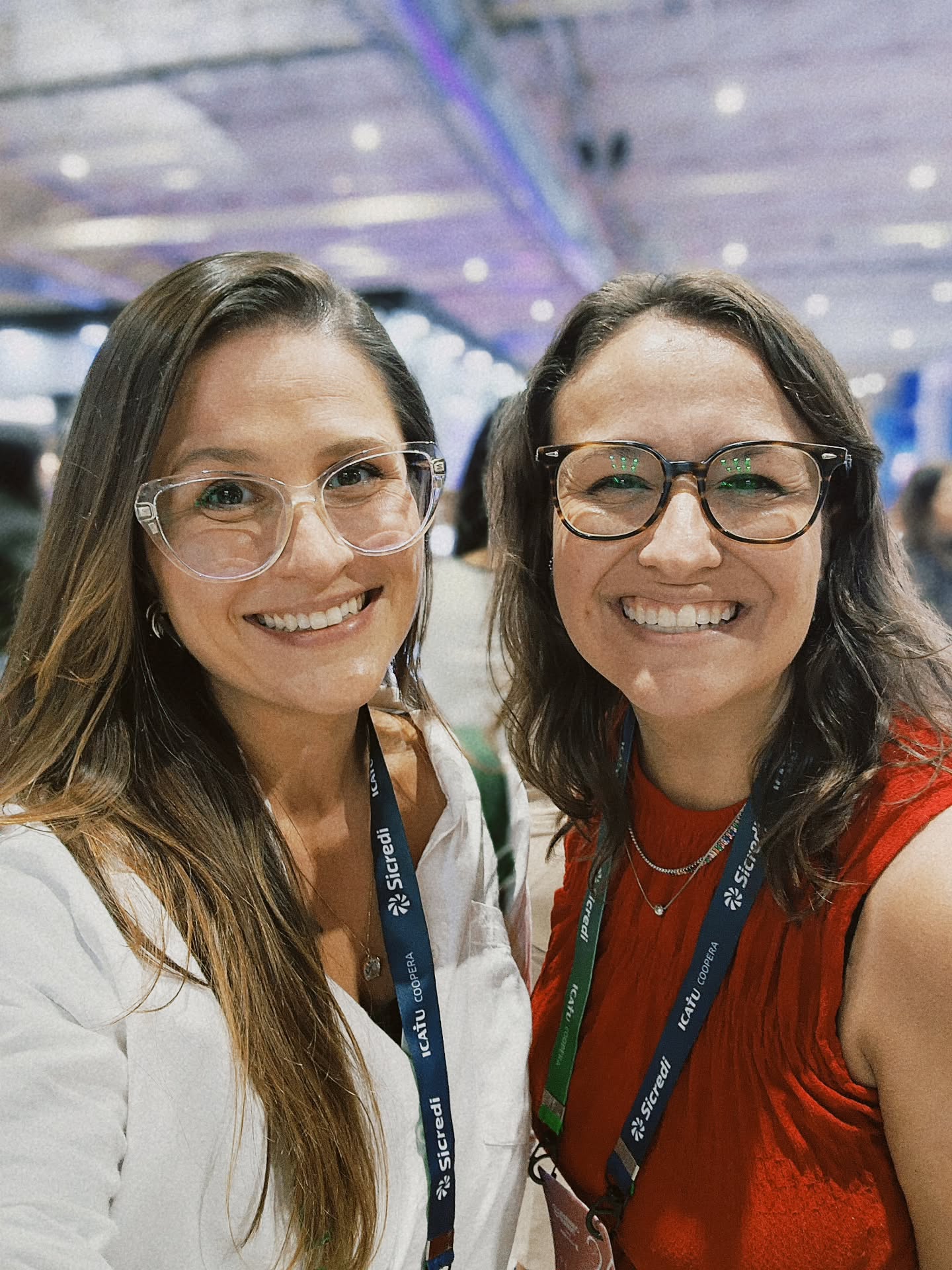 Olha elas juntas e matando a saudade e bolando planos de dominação mundial! Estamos no @gramadosummit e nesta quinta-feira, às 13h30, a gente sobe no Palco @tudodeshare para uma conversa sobre Comunidades e Estratégia. Vamos contar um pouco da nossa experiência nesses 7 anos de Donas e como construímos nossa base de ouvintes e apoiadoras de forma independente e focada em estabelecer conversas genuínas.
#donasdaptoda #gramadosummit #podcast #mulherespodcasters