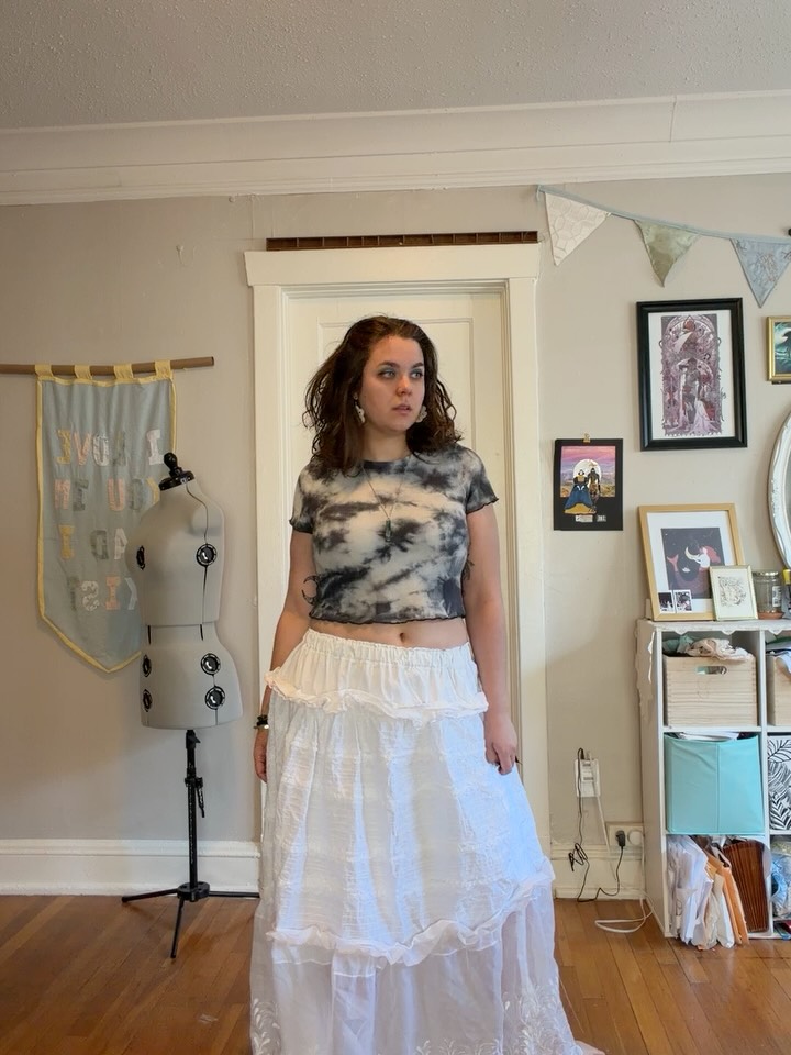 It’s spring!!! Do you need a flowy white skirt to go sit in a wildflower field?
#memademay #sewing #slowfashion