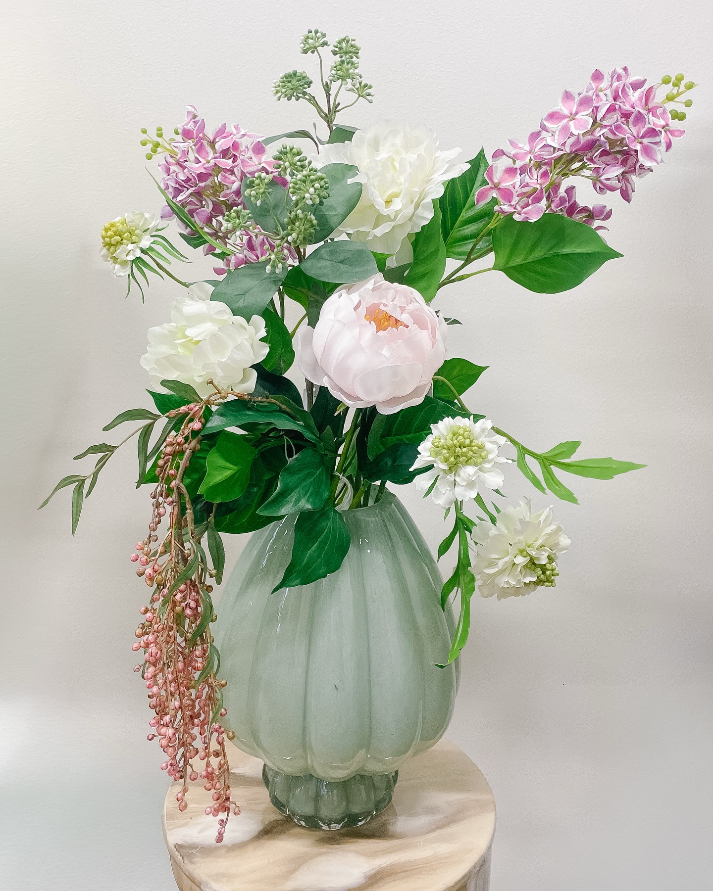 Tein nämä silkkikukka-asetelmat ihanaan @sininentalolusi 💐
Ne suunniteltiin suoraan tilan sävyihin ja tunnelmaan sopiviksi ja kukissa sekä maljakoissa käytettiin pehmeitä, murrettuja sävyjä sekä selkeitä muotoja, jotka istuvat vanhan talon henkeen.
Sininen Talo avaa pop-up kahvilansa äitienpäivänä 10.5. Jos olet Heinolan suunnalla, kannattaa pistäytyä 💙
#rivinsilkkikukat #silkkikukat #kukkaasetelma #sisustussuunnittelu #silkflowerdesign