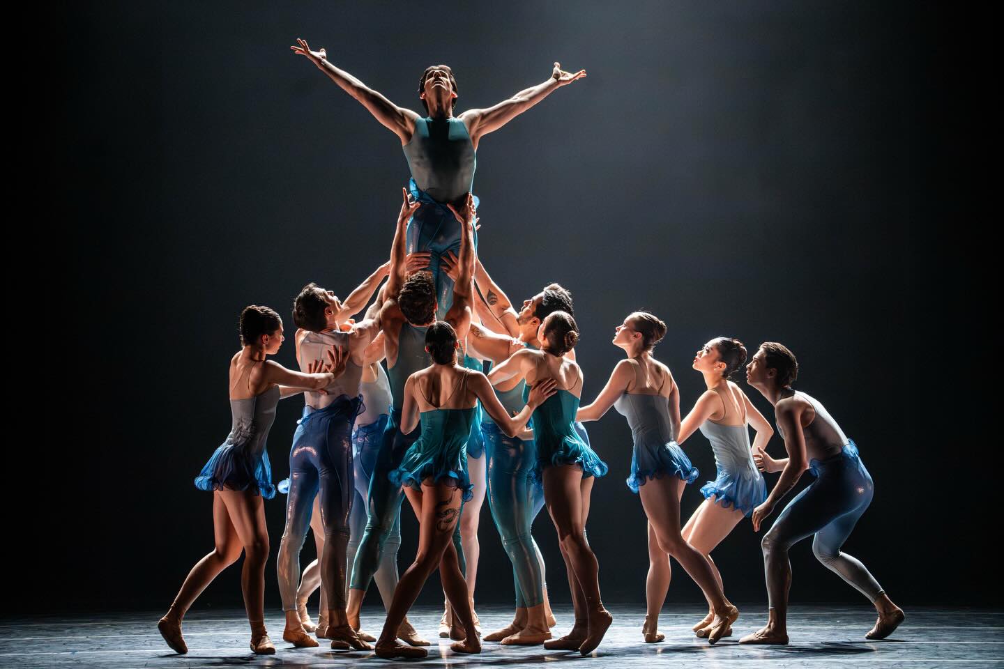 🎉 CONGRATULATIONS, RWB AND DWIGHT RHODEN 🎉
-
Join us in sending a Congratulations to Royal Winnipeg Ballet and Dwight Rhoden for the World Premiere of Odyssey! Opening was spell-binding and transported us through so many different worlds.
-
Also thanking Jillian Davis, who served as Rehearsal Assistant, Alexander Nichols and his stunning Lighting Design, and Christine Darch for her beautiful costume designs to bring Odyssey to life.
-
📸 @Dcodigital @jpmediaworks
-
#royalwinnipegballet #dwightrhoden #worldpremiere #dancersofinstagram