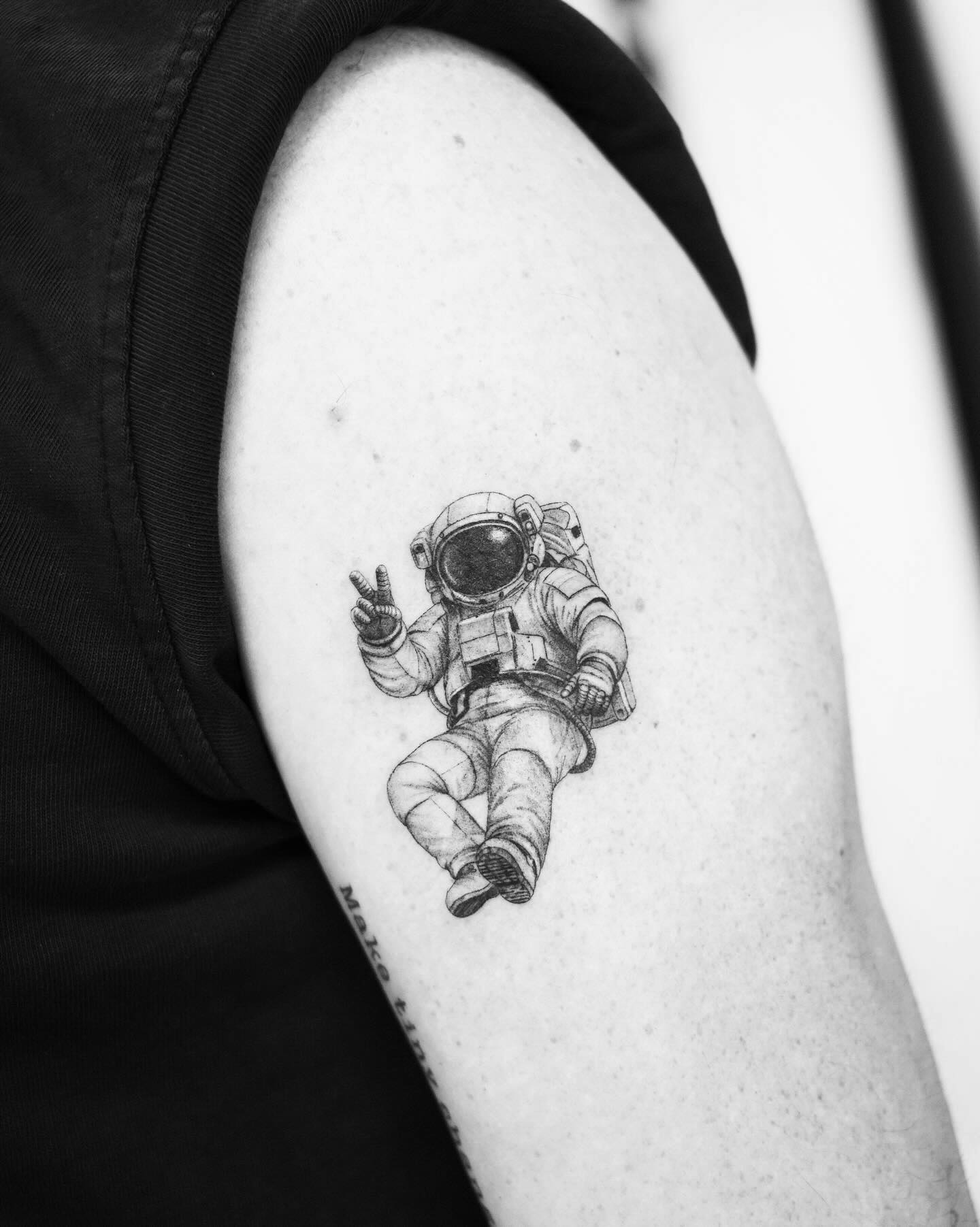 🧑🚀
-
-
-
-
#dctattoos #astronauts #astronauttattoo #vatattoos #dcfinelinetattooartist