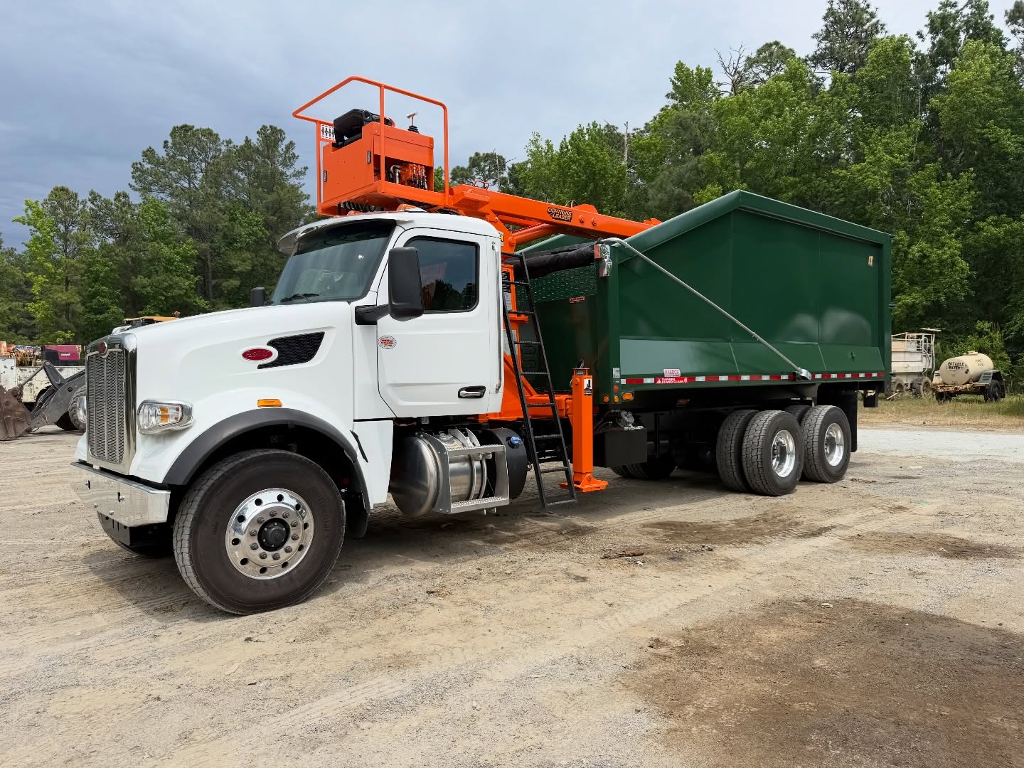 This beast mode Petersen Loaders DL3 just landed at Georgetown County. Custom built to handle everything from hurricanes to ice storms. The capacity helps keep this truck on route longer taking big bites out of bulk waste. Need a demo? Just call. Need a grapple loader quick? We have them in stock! #wearethecarolinas
.
.
.
.
.
.
.
🚛 @petersenindustriesinc DL3 on @peterbiltmotors
📍 Georgetown County, SC @gtcountysc
📸 @davidmhull87
#refusetruck #streetsweeper #grappletruck