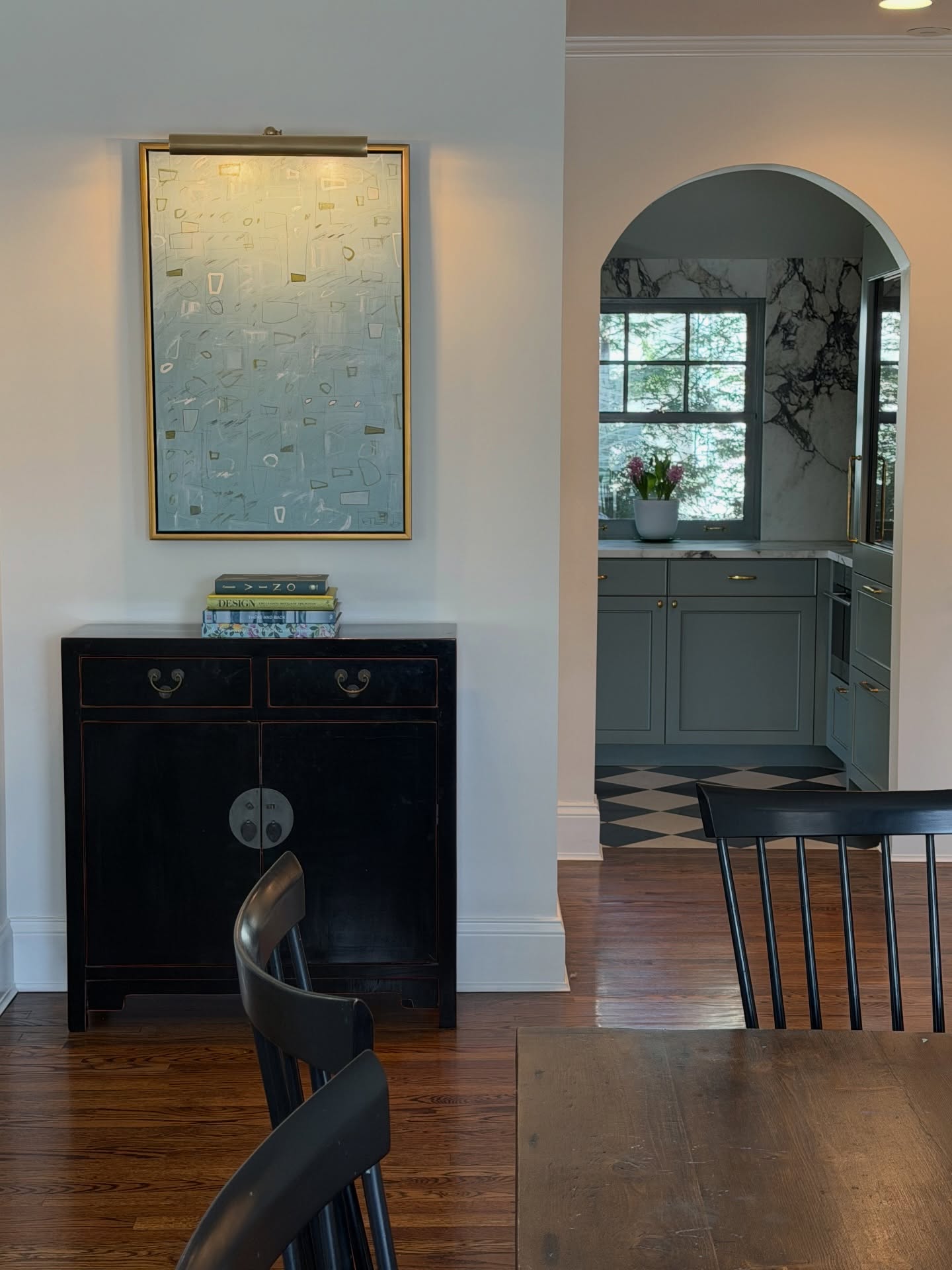 One of the best parts of my job is getting to see where pieces end up…especially when they find a home in spaces as beautiful as this one!
In this Chicago installation by Elizabeth Zobrist Interiors, I love how Liz Thompson’s painting brings sophistication and personality to the room, adding to the collected feel.
If this piece caught your eye, be sure to swipe to the next image for another painting by Liz with a similar feel that is currently available.
