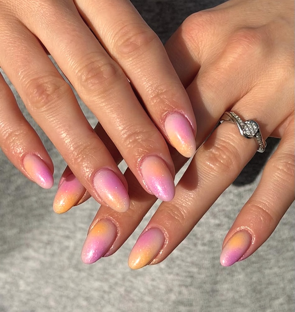 When the summer sets are creeping in 😎
These are giving fruit salad vibes 💖🧡
@nailsbyizzy__ created this Gorg set using our shades fizzy peach & Parma Violet were totally obsessed!
#summernails #brightnails #paintmepretty #ombrénails #summerinspo