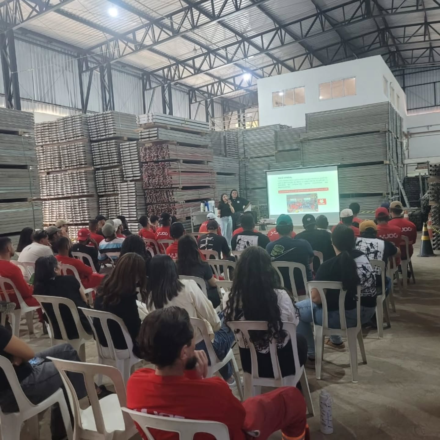 Dia de alinhar propósitos e fortalecer nossa cultura! 🚀
Recentemente, realizamos a Integração JOG, um momento dedicado a mergulhar na nossa história, entender o funcionamento de cada setor e reforçar as conexões que fazem a engrenagem girar. Mais do que normas e processos, é o momento de compartilhar quem somos e para onde estamos indo.
Seja bem-vindo a quem chega para somar. Juntos, construímos o futuro da JOG! 🏗️✨
#IntegraçãoJOG #CulturaOrganizacional #TimeJOG #RH #Engenharia