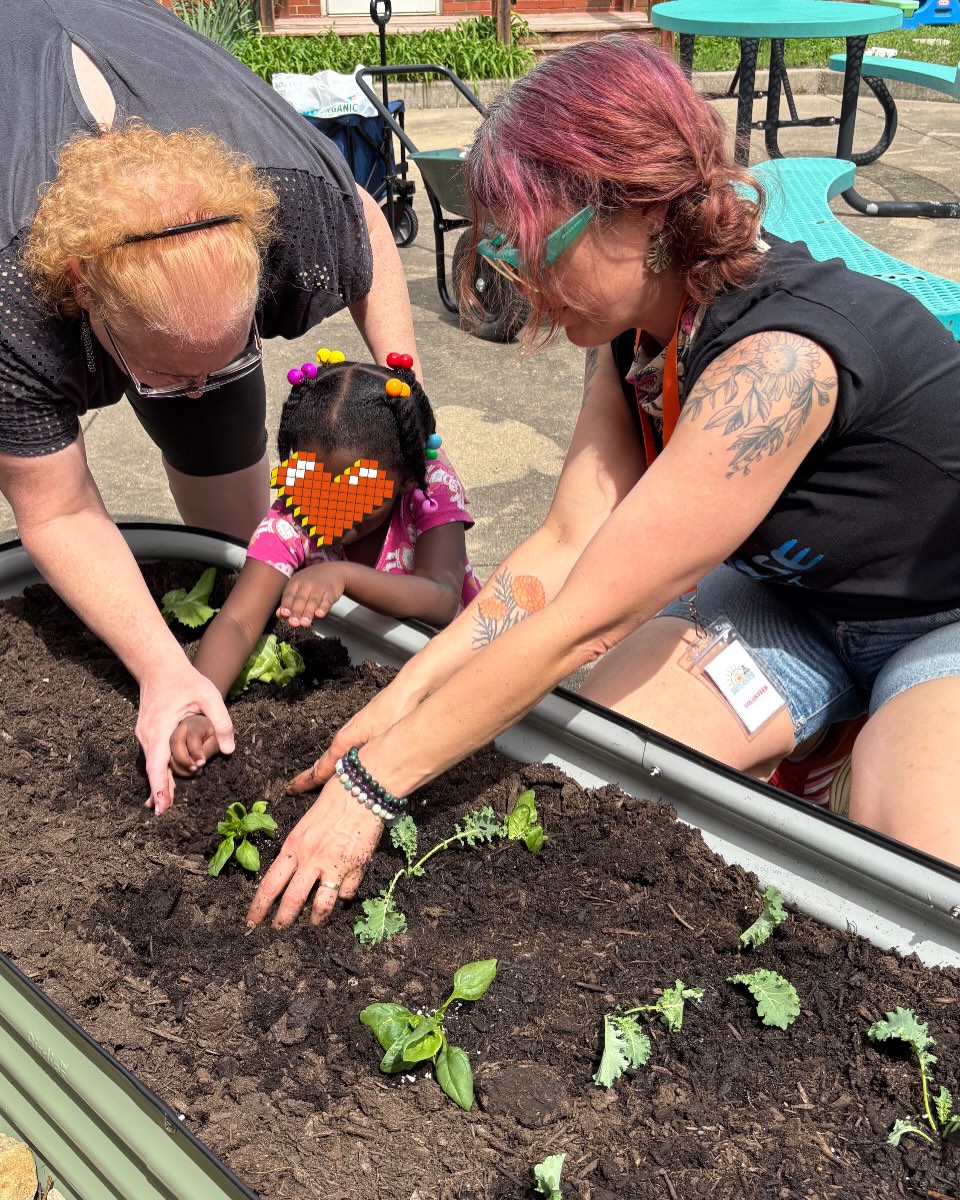 The kids at Kennedy Early Childhood Center were so delightful last week ❣️ As part of our Food Rocket program, we talked about pollinators, beekeeping and planted in the garden beds and the classroom! The sunflower seeds sprouted 🌻❤️!! What a joy to teach kids about our food system 🐝🥬🌱🦋
