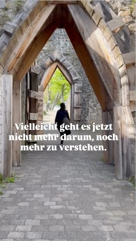 Vielleicht gehen wir heute Wege, die sich vertraut anfühlen,
aber gar nicht wirklich zu uns passen.
Weil sie aus dem entstanden sind, was wir irgendwann gelernt haben, über uns zu glauben.
Und vielleicht kennst du das auch, vielleicht spürst du,
dass dich etwas zurückhält.
Alte Muster, Glaubenssätze und Prägungen, die dich unbewusst steuern und dich davon abhalten, wirklich deinen eigenen Weg zu gehen und das zu leben, was eigentlich in dir steckt.
In der Hypnose kannst du dir anschauen, wo diese Prägungen entstanden sind.
Du kannst zurückgehen zu Erfahrungen aus deinem Leben,
aus deiner Kindheit, zu dem, was du aus deiner Familie übernommen hast oder manchmal auch zu Ebenen, die noch tiefer liegen.
In einem sicheren Raum kannst du dir deine Geschichte anschauen, Gefühle wahrnehmen, neue Perspektiven entwickeln und lösen, was dich festhält.
Du kannst neue Sicherheit in dir erfahren, neue Emotionen verankern und dadurch beginnen, in deinem Leben anders zu fühlen und zu handeln.
Und genau dadurch entsteht etwas Neues.
Mehr Leichtigkeit, mehr Vertrauen in dir
und die Möglichkeit, wirklich deinen eigenen Weg zu gehen.
Ich begleite dich gerne dabei.
Melde dich für ein kostenloses Erstgespräch 🤍
Beata 🙌🏻
Hypnose - Rückführung- Inneres Kind - Blockaden lösen