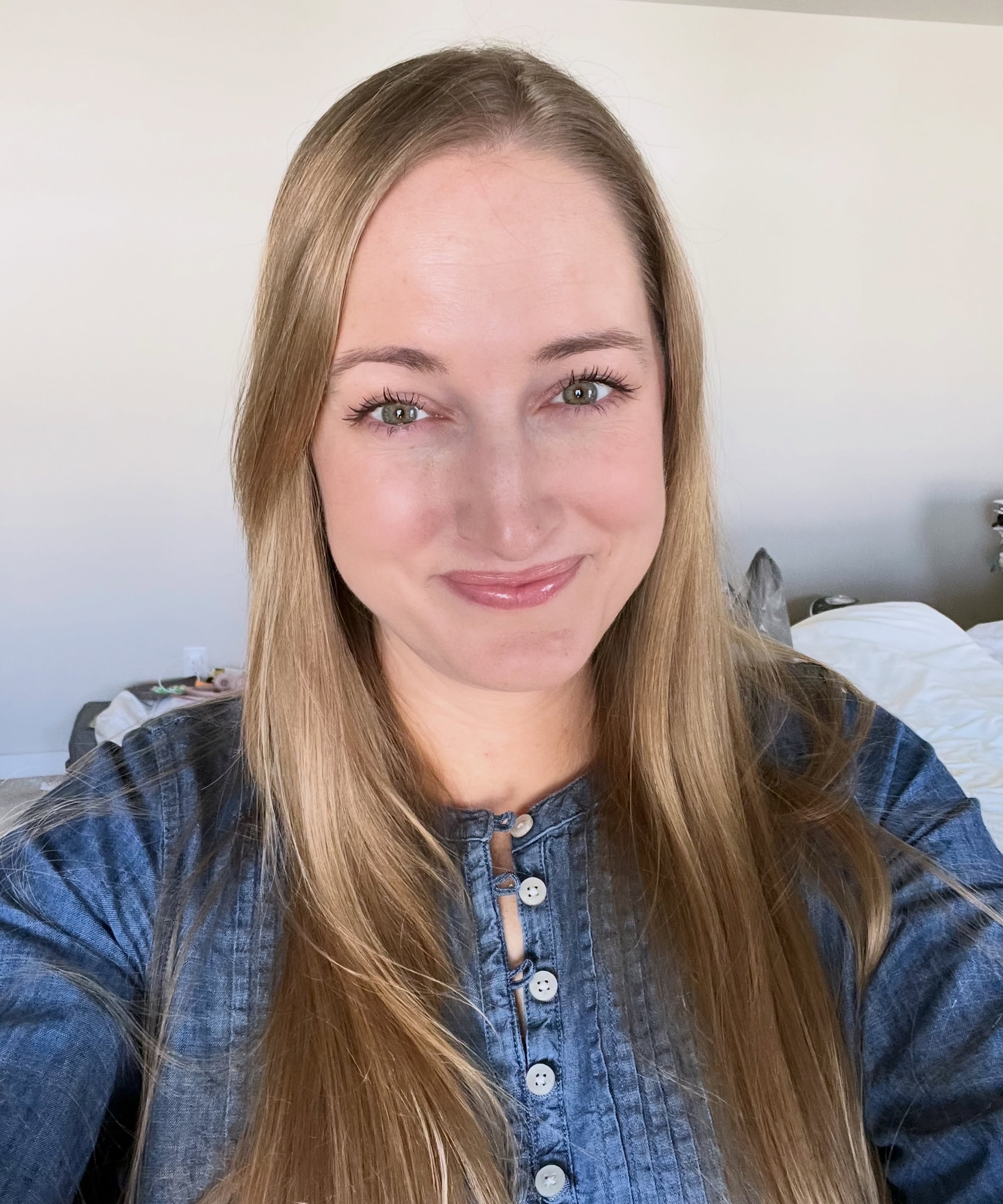Happy Saturday, loves! ☀️
I hope your morning has been full of coffee, contemplation, snuggles, and that you get to enjoy some of this beautiful weather. On a pause from soaking up the rays, stop by my website and read my new blog post! I (finally 🩷) got around to telling the heartwarming story of reconnecting with my childhood librarian after 26 years 🥹 You may want some tissues for this one…
☝️ click the link in my bio to read “Ode To a Librarian”
#writer #libraries #debutnovel #dystopian #blog