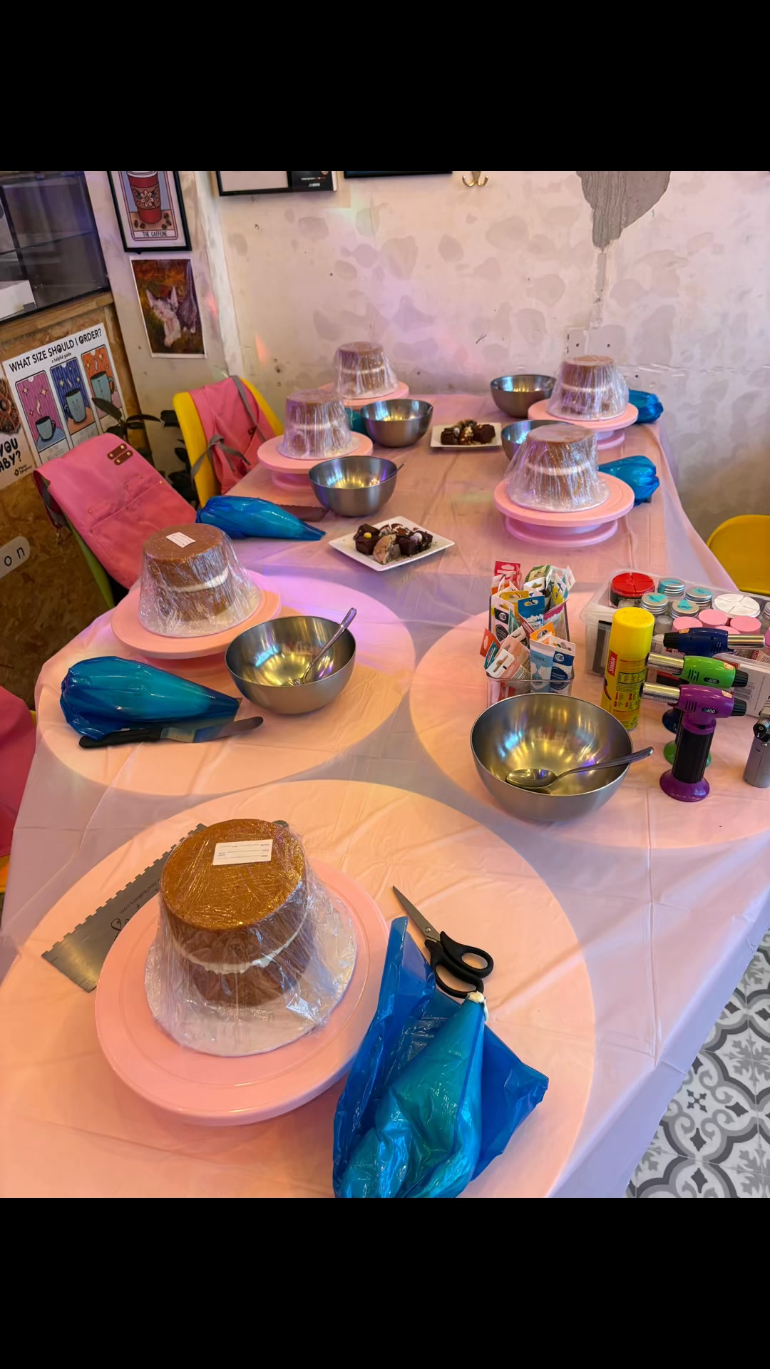 🎂✨ Cake Decorating Workshop ✨🎂
Mondays cake decorating workshop was super fun with these ladies!
Keep an eye out over the next couple of months for a new cupcake 🧁 decorating workshop....dates coming soon!
#CakeDecoratingWorkshop #SouthamptonEvents #CakeClass #BakingWorkshop #CakersOfInstagram #MariaCakesAndBakes #CakeDecorating #GirlsNight #CreativeWorkshop