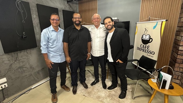 Uma história que começa de forma improvável… e se transforma em propósito.
No novo episódio do Café Impresso, conversamos com o Juiz Fernando Santos sobre justiça, vocação e fé aplicada à vida real.
De uma infância marcada pela adoção até mais de 30 anos na magistratura, essa é uma trajetória que desafia, inspira e faz pensar.
Falamos sobre decisões difíceis, impacto social, infância e juventude, princípios bíblicos e o novo capítulo da sua vida na política.
Mais que uma entrevista, uma reflexão sobre como nossas histórias podem transformar outras vidas.
Assista agora:
https://youtu.be/bQk9AMJDZEQ
Comenta aqui o que mais te marcou 👇 #livrocaruaru #livrorecife #editoraigp #política #direito