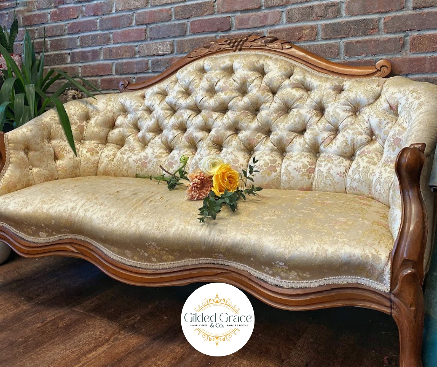 Perfect for cozy lounge spaces, photo backdrops, or sweetheart tables, our sofas bring timeless style and character to your wedding day. Soft, romantic, and effortlessly elegant—they create the perfect place to relax, gather, and capture beautiful moments. 💐