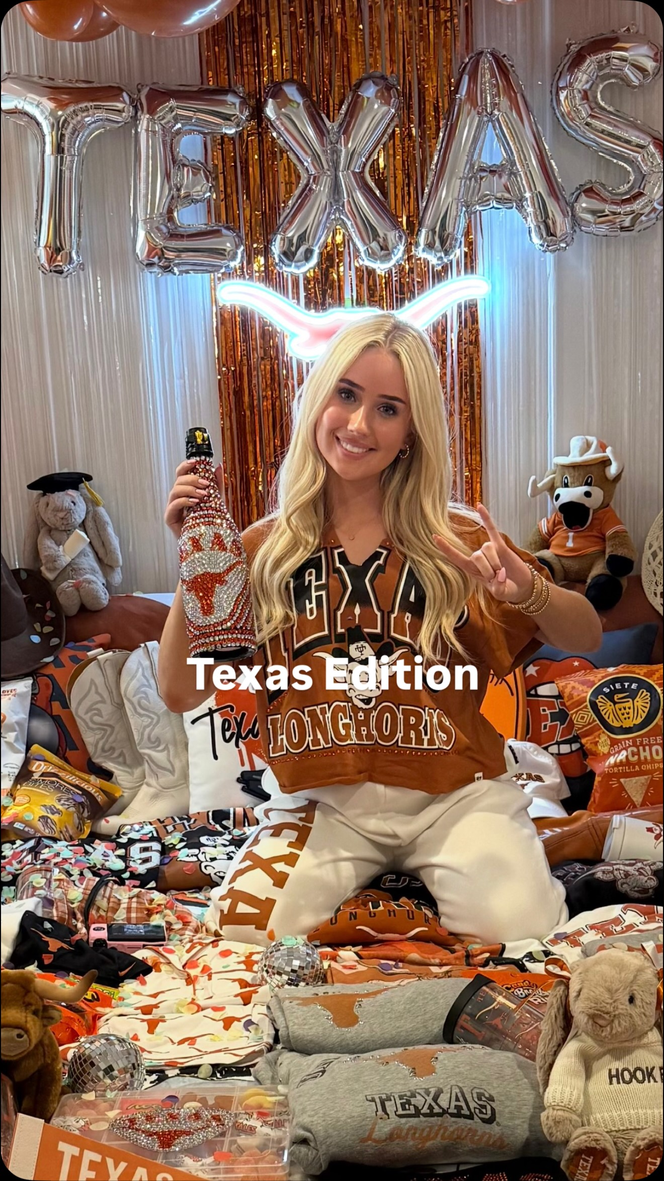 Congrats Avery!! 🧡🤍 Loved being a part of this insaaaneee celebration!!!
Hook ‘em horns!! 🤘🤘🤘
@collegebossbabe @bejeweledbottlez @loveholliecustombaked