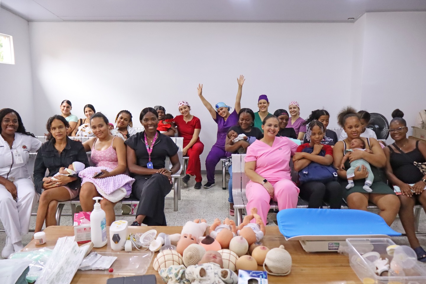 Estuvimos celebrando con la comunidad del Oriente el cierre de nuestro curso de lactancia 🙋🏻♀️✨
Durante 8 semanas trabajamos de la mano de profesionales de diferentes sectores de la salud, el fortalecimiento de las herramientas para acompañar y apoyar la lactancia materna con información actualizada.
Esta jornada práctica, súper esperada por todas, nos dejó grandes momentos, agradecimiento y un amor y compromiso por la lactancia materna muy profundos.
🗓️!Estamos listos para el segundo grupo!
Fecha de inicio JULIO 2026