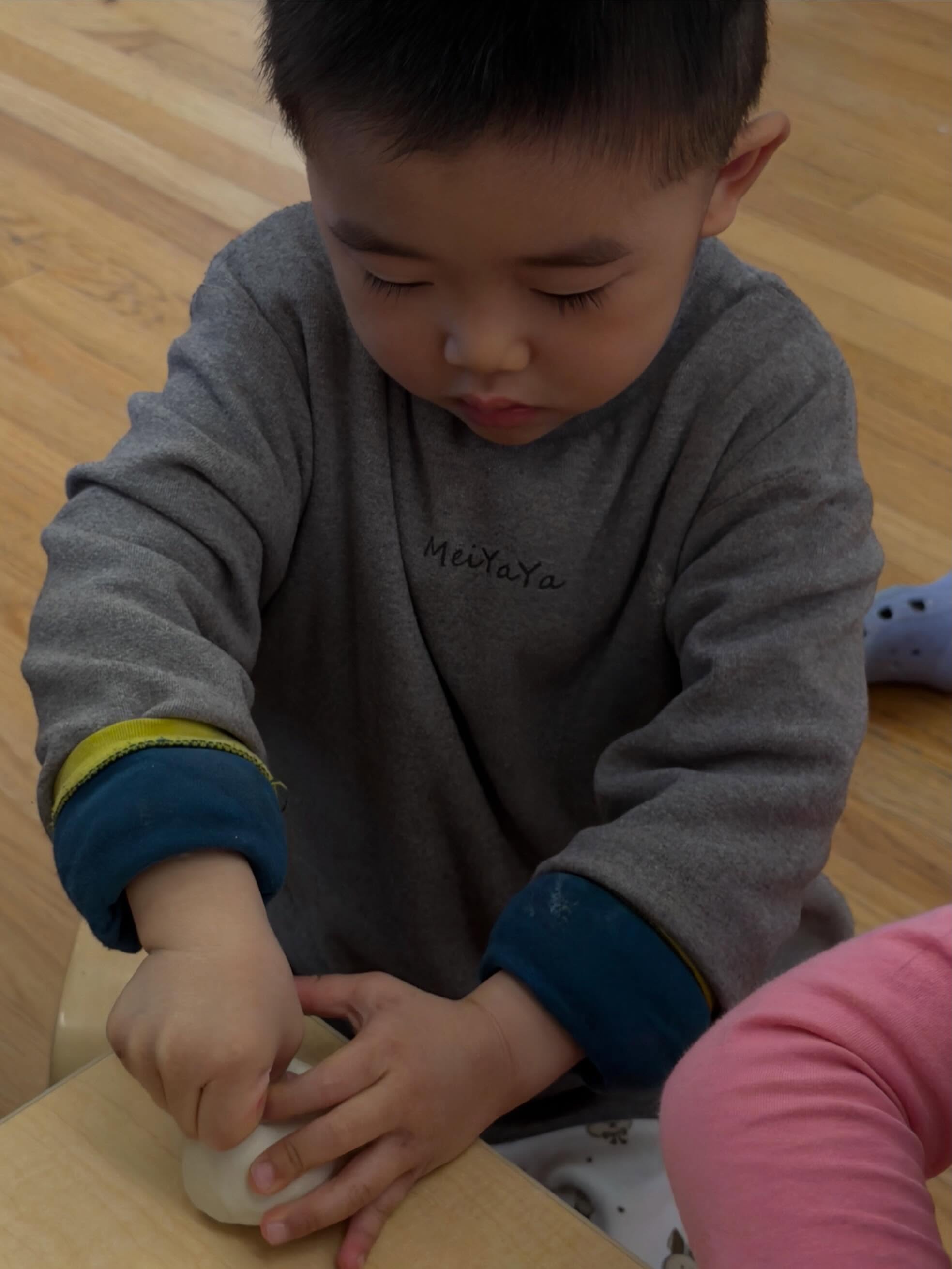 This week in the After School Program, the children had so much fun getting their hands a little messy as they worked with clay to create their very own trinket bowls! Their excitement was contagious as they squished, shaped, and designed their unique creations. The children did a fantastic job listening closely and following each step, all while smiling and enjoying every moment of this hands on activity. 😊
#sunrisemontessorinatick #afterschool #handsonactivities