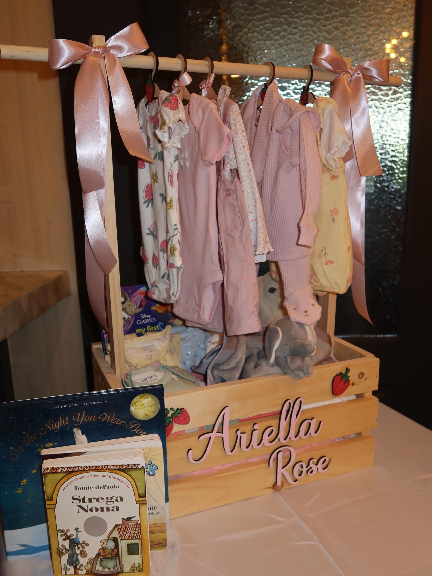 Custom wood baby basket for Ariella Rose! Congratulations @cristinamlopez__ on a beautiful baby shower 🍼🩷