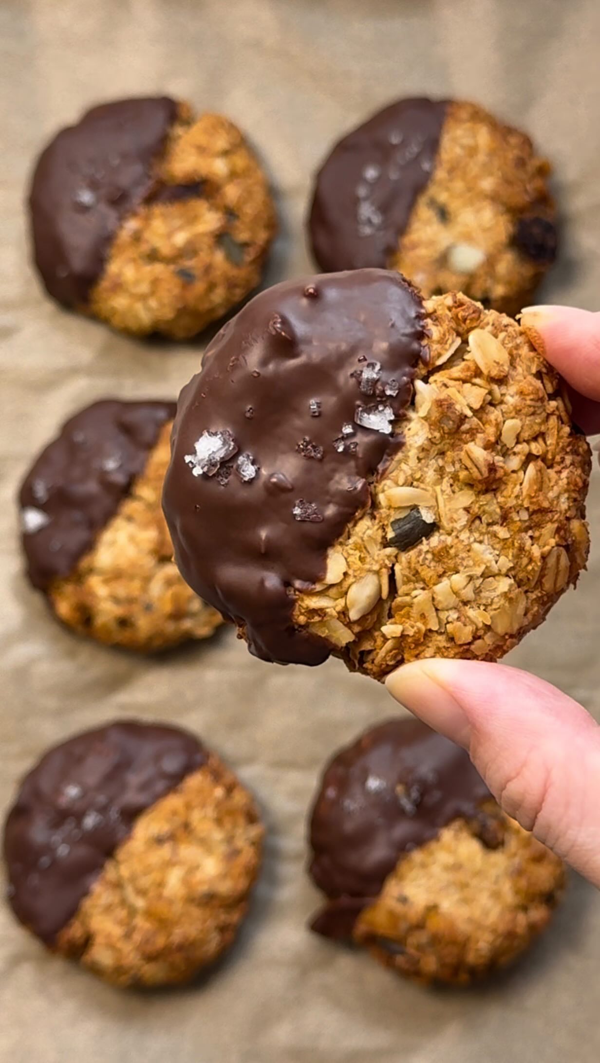 COOKIES AU GRANOLA TREMPÉS AU CHOCOLAT 🍪
Des cookies gourmands et nutritifs, riches en fibres et en bons ingrédients, pour se faire plaisir sans compromis
INGRÉDIENTS :
• 1 banane écrasée
• 120 g de flocons d’avoine sans gluten
• 60 g de farine d’avoine
• 50 g de beurre fondu (beurre végétal)
• 50 g de sirop d’érable
• 2 c. à soupe de purée d’oléagineux
• 100 g de @lesgranolasdejenny
• 30 g de copeaux de noix de coco
• Chocolat noir (pour enrober)
• Fleur de sel
PRÉPARATION:
- Préchauffer le four à 180°C et préparer une plaque de cuisson
- Écraser la banane jusqu’à obtenir une texture lisse
- Ajouter le beurre fondu, le sirop d’érable et la purée d’oléagineux, puis bien mélanger
- Incorporer les flocons d’avoine et la farine d’avoine
- Ajouter le granola et les copeaux de noix de coco
- Déposer des portions de pâte sur la plaque et aplatir légèrement
- Enfourner 12 à 15 min. jusqu’à ce que les cookies soient dorés
- Laisser refroidir complètement
- Tremper dans le chocolat noir fondu et saupoudrer de fleur de sel
- Laisser le chocolat durcir avant de déguster
#lesgranolasdejenny #cookies #glutenfree #granola #switzerland