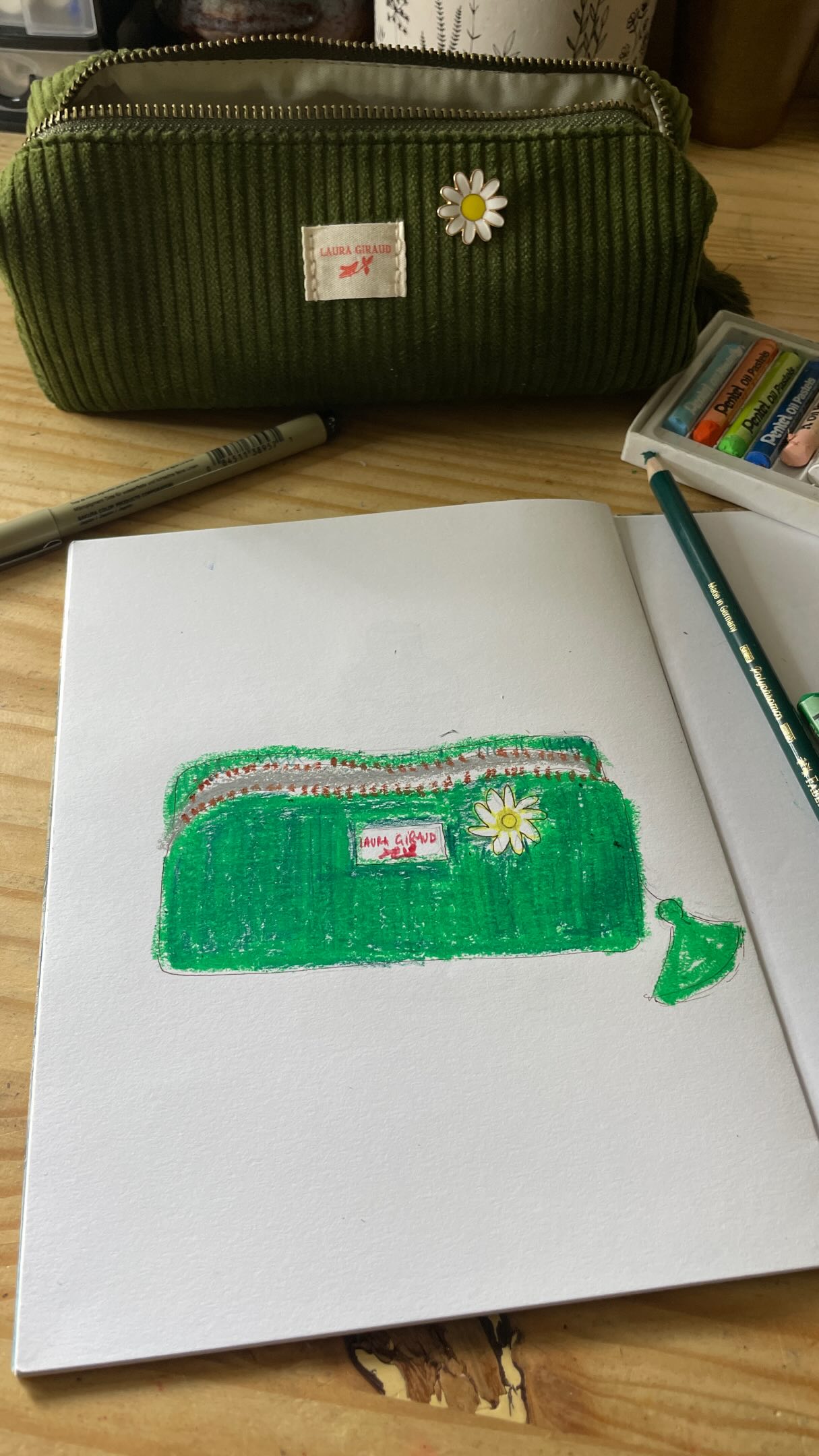 Un nouveau dessin s’inspirant de @maryanna_illustrates. Je ne sais pas si je trouve mon style, en dessinant si rapidement mais je m’amuse au moins !
Ce n’est clairement pas l’un de mes plus beau dessin mais en si peu de temps, j’ai dessiner ma trousse, on la reconnaît et voilà donc un autre dessin parfaitement imparfait 🎨
#artstylebend #craftgirl #illustratorlife #artistefrancaise #freelanceillustrator