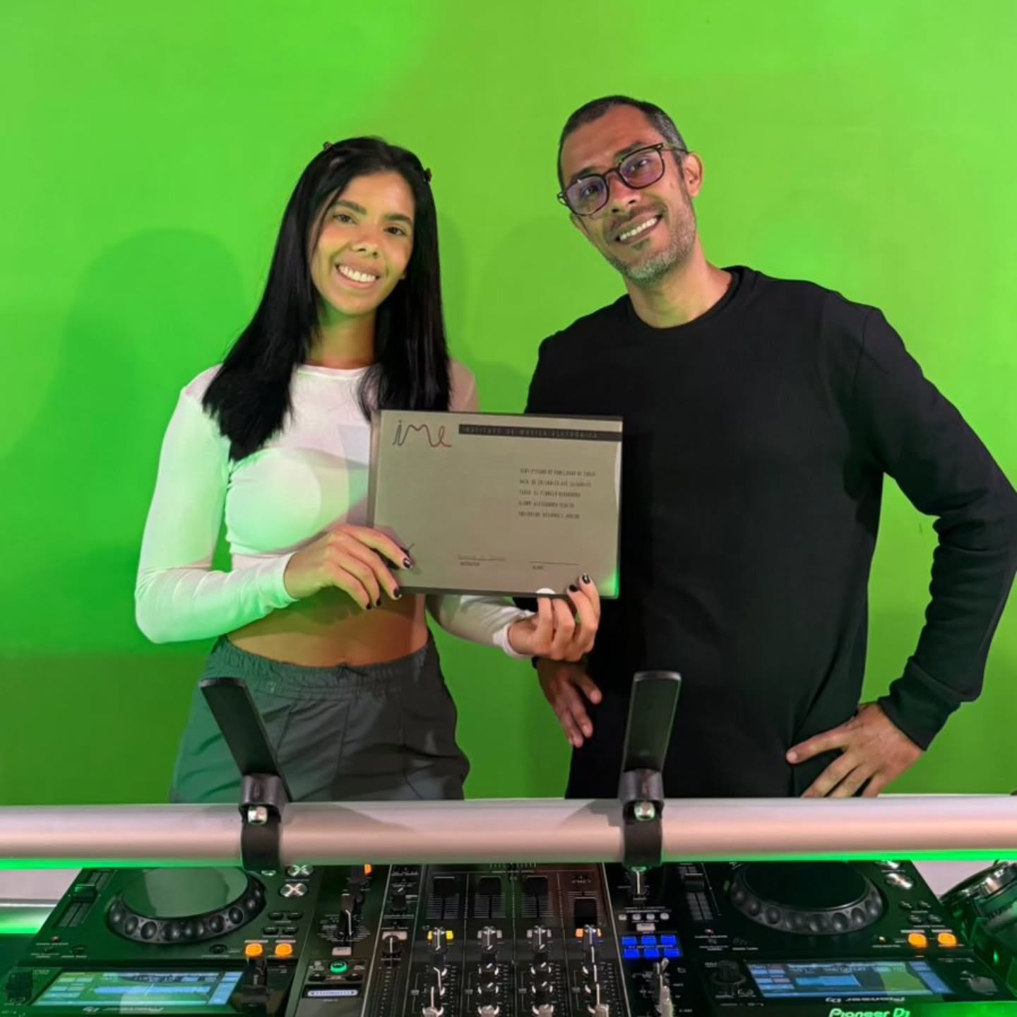 ::CURSO DE DJ:: Registro com aluna Alessandra Scheid no curso para formação em discotecagem 🎧
Parabéns pela dedicação Ale 👊
Curso PARTICULAR de DJ?
VemProIME 😎
#dj #pioneerdj #rekordbox #institutoime