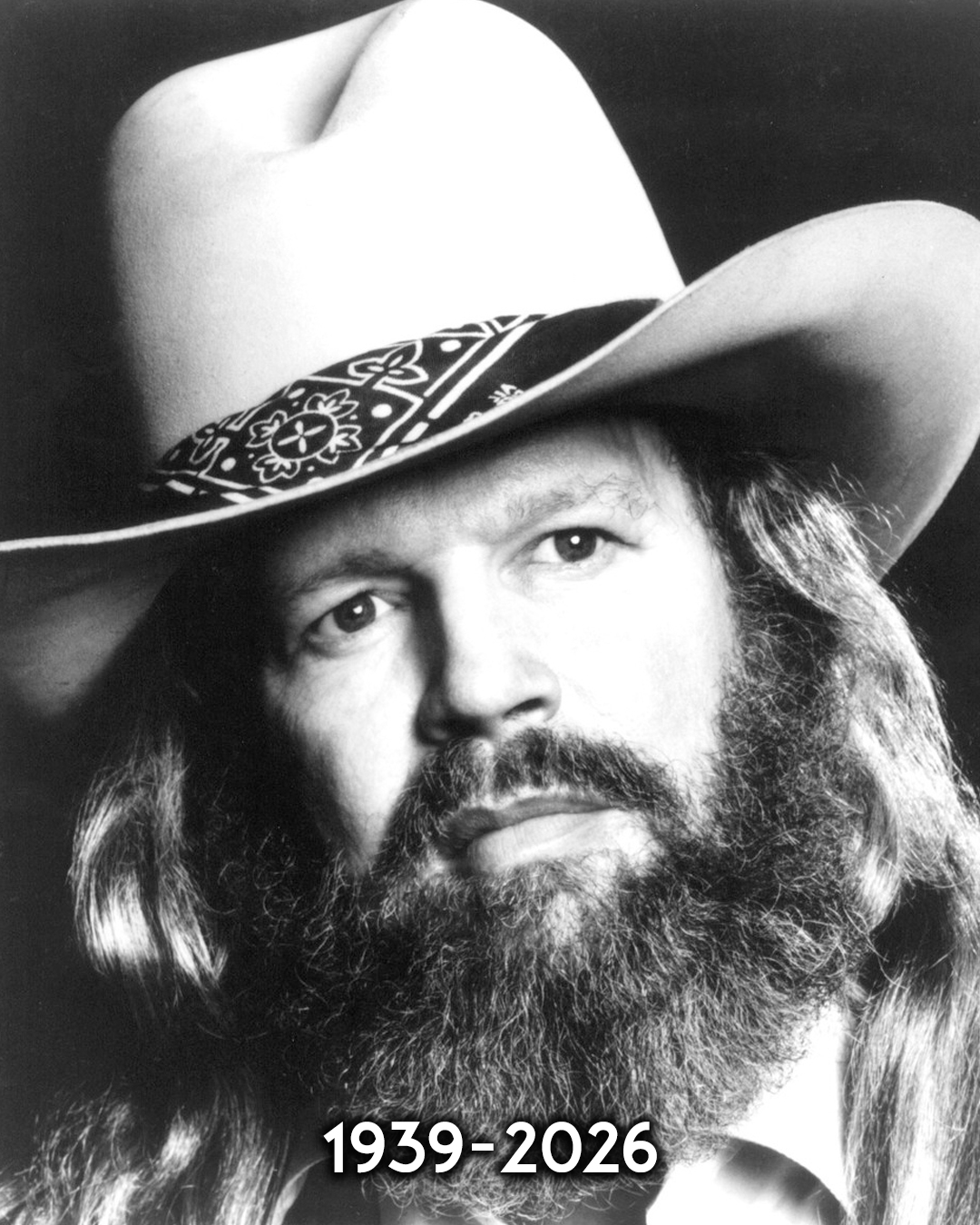 A brilliant songwriter, electric performer and a true musical outlaw left us today. David Allan Coe has passed away at the age of 86. The Akron, Ohio, native made his way to Nashville in 1967 in pursuit of a music career. He immediately began busking on the street and within three years released his debut album, 'Penitentiary Blues'. David would go on to become a leading and influential member of the outlaw country movement and embark on a career that spanned nearly 60 years. We send out prayers to his family, friends, fans and loved ones. The 'Mysterious Rhinestone Cowboy' trailblazed a path like we'd never seen. Pull that LP out of the sleeve, drop that needle and play some David Allan Coe tonight.
#davidallancoe #rip