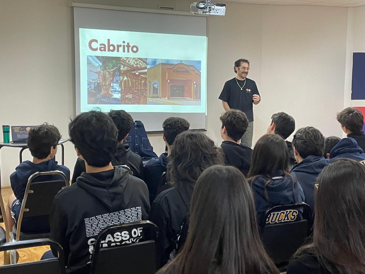 We welcomed our alumnus Cleofas Santos to our Valle Alto Campus to address our class of 2026 on the pride of being a Mexican citizen and motivated our students to look beyond what our eyes can see to find the historical roots behind it. “We took our Mexican pride and shove it in a drawer, locked it, and forgot about it.” #WeAreISR