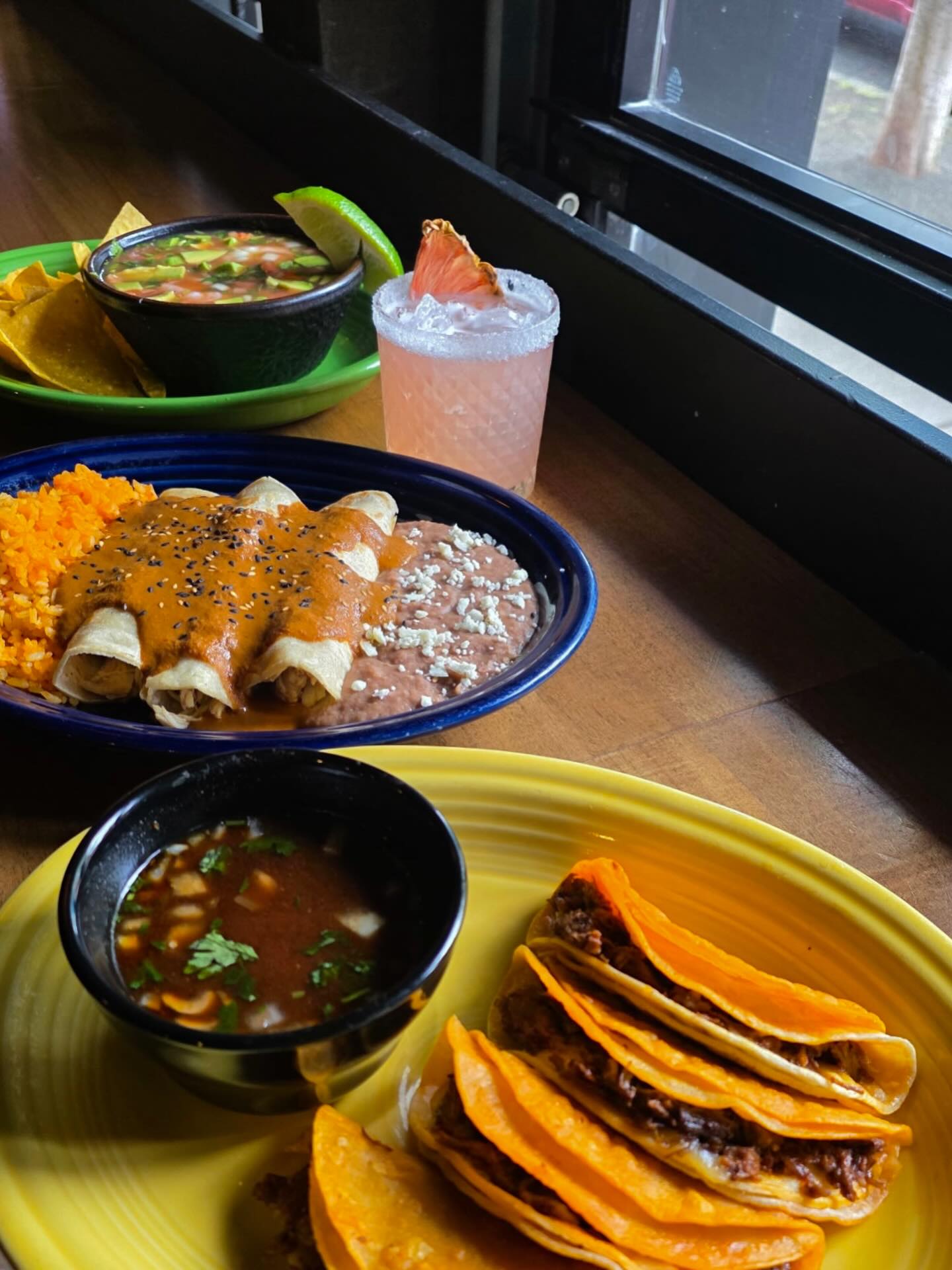 Feliz Cinco de Mayo! Join us this evening for menu specials and margaritas! Specials available starting at 4pm
#seattleeats #seattlefoodie #seattlebar #seattlerestaurants #magnoliaseattle