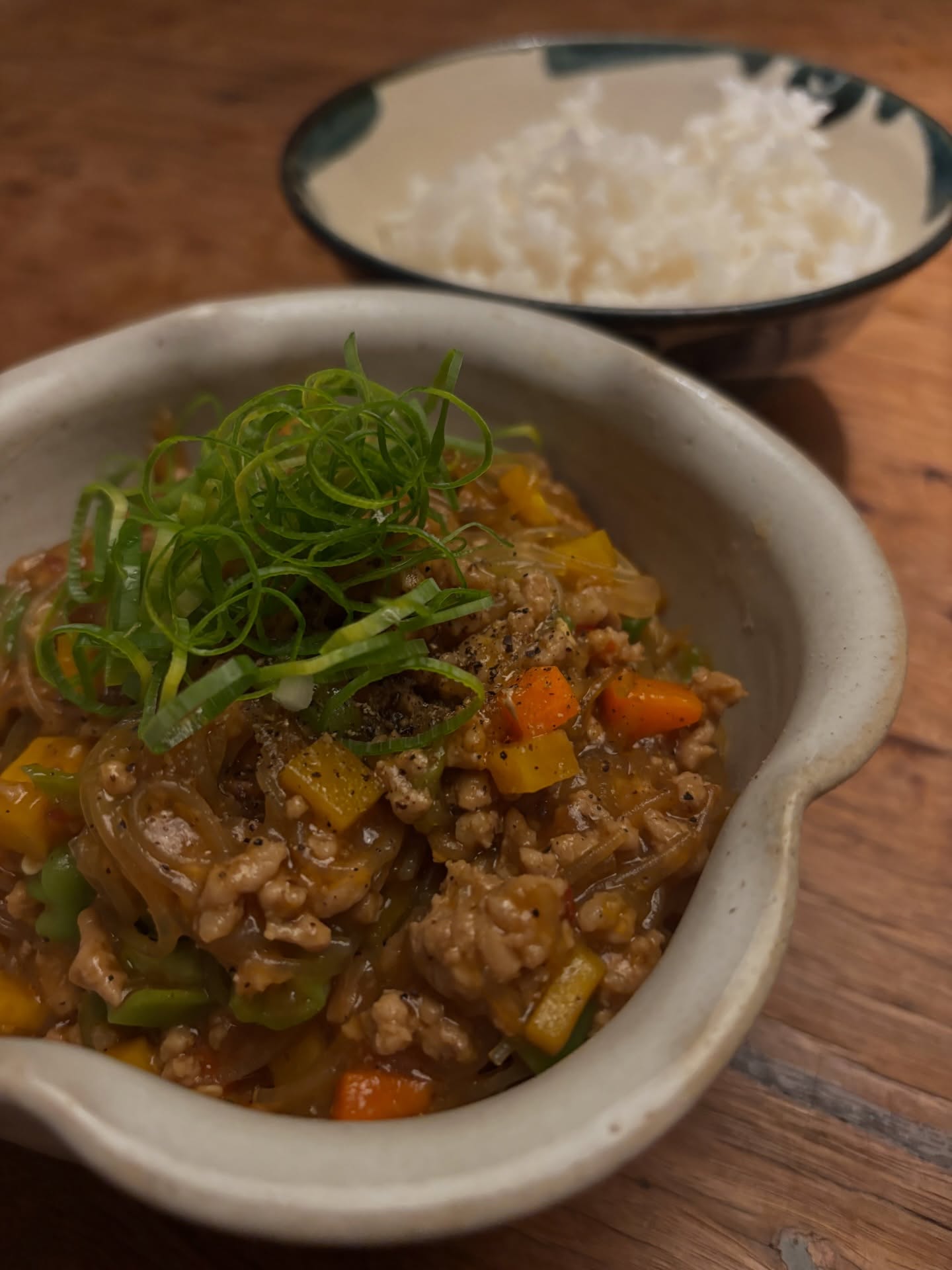 Mapo-style vermicelli with minced meat and vegetables.
Quick, easy-to-make Mapo-style dish using our chilli miso paste.
You can cook it with any protein, just vegetables, or tofu. Our favourite way is with pork or chicken mince and vegetables. It’s great served over rice or noodles. Simple but really satisfying.
Even I don't feel like cooking if there's chilli miso paste in the fridge. I don't mind cooking though😀
#kaokaomiso
#麻婆春雨