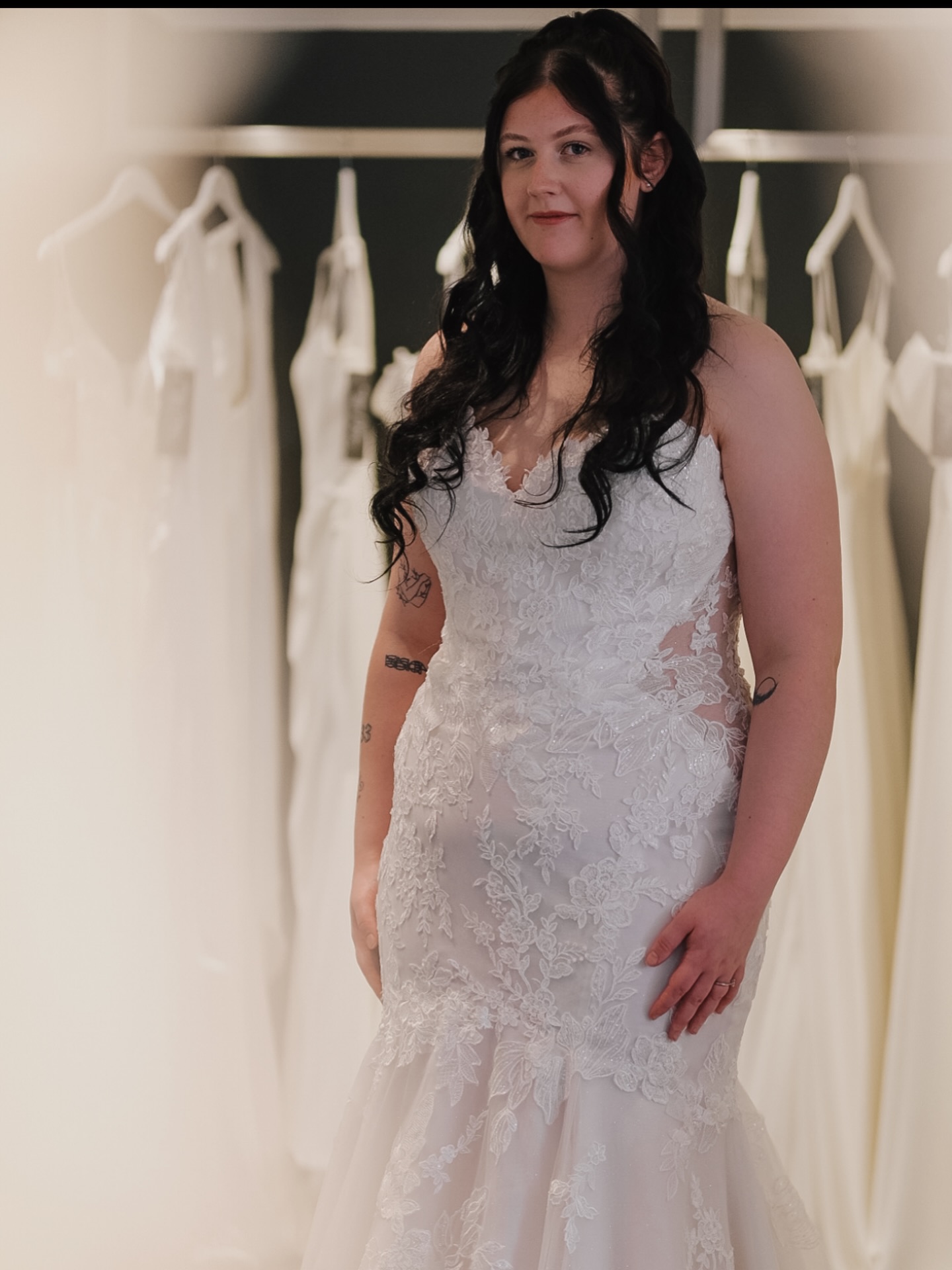 My gorgeous niece Libby, Slaying in this fitted number 🤍
Those subtle cut-outs perfectly accentuate the waist and give the most unreal shape ✨
Effortlessly stunning…
Now available on our outlet rail as a one-off piece…
A little hidden gem for the right bride 💫
#bride #sotteroandmidgley #fittedweddingdress #mermaidgown #budgetbride