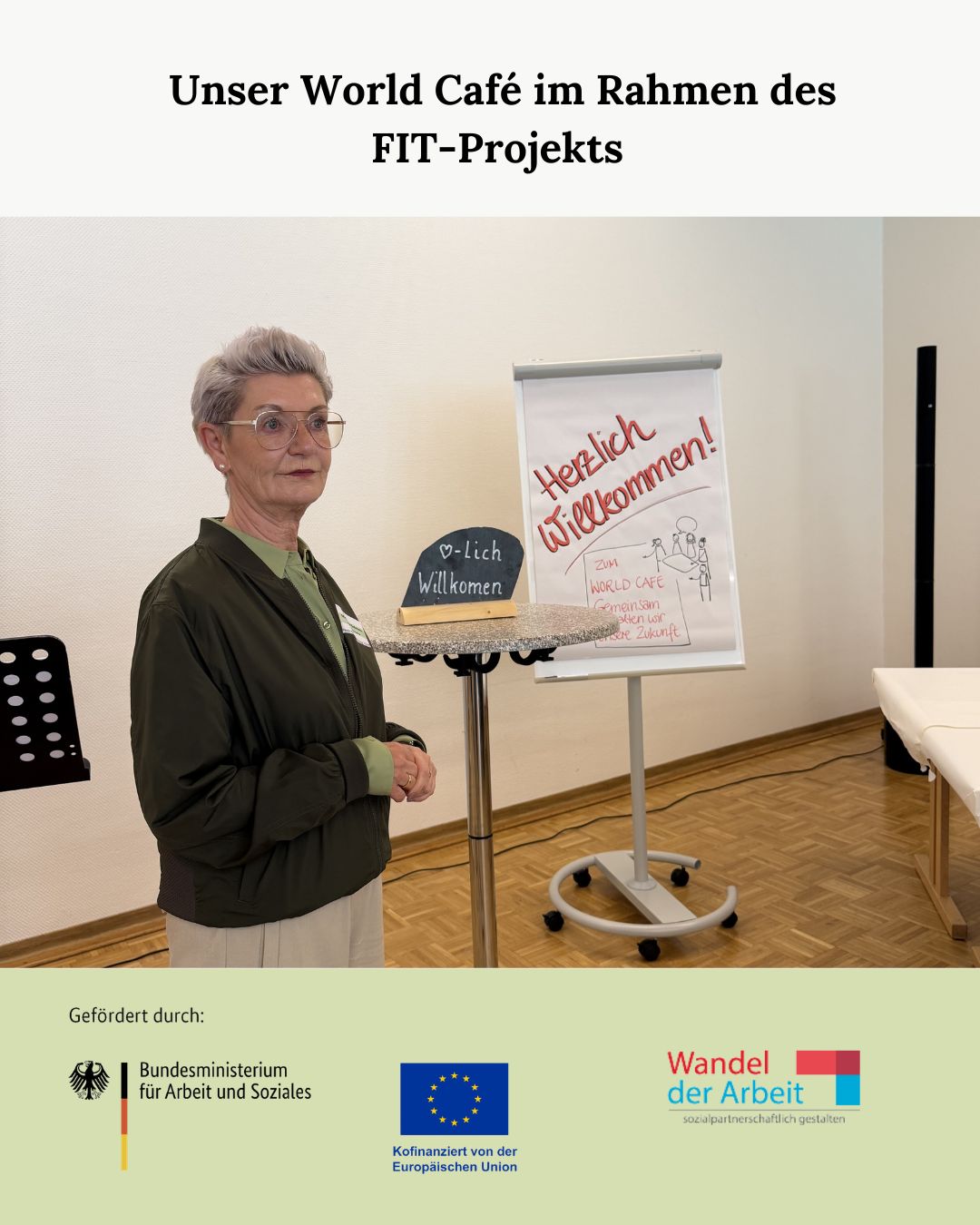 Drei Tage intensiver Austausch, spannende Einblicke und viele gute Gespräche: Unser World Café im Rahmen des FIT-Projekts brachte Mitarbeitende des zukünftigen Klinikums Waldeck-Frankenberg mit den Standorten Frankenberg und Korbach zusammen.
Im World Café – einem interaktiven Projektmanagement-Format, bei dem kleine Gruppen an verschiedenen Thementischen diskutieren und regelmäßig wechseln, um Perspektiven zu teilen und Ideen gemeinsam weiterzuentwickeln – konnten unsere Projektlotsen an sechs verschiedenen Tischen Impulse der Mitarbeitenden aus Korbach und Frankenberg einholen. Ein siebter Tisch bot zudem die Möglichkeit, direkt mit der Geschäftsführung Frau Bülling und Herr Pur sowie dem Transformationsmanager Herr Brückmann ins Gespräch zu kommen
Der Auftakt erfolgte mit einer Begrüßung durch die Projektleiterin Marie-Luise Gaßmann, gefolgt von einem Impulsvortrag zu den Erfolgsfaktoren einer Fusion durch Patrick Merke, bei dem er die Wichtigkeit von vier der Erfolgsfaktoren betonte: Vertrauen, Führungskultur, Strategie und Integrationsplan und eine aktiv gestaltetet Unternehmenskultur. Ergänzend gaben die Geschäftsführung und der Transformationsmanager weitere Einblicke.
Im Anschluss arbeiteten die Mitarbeitenden in Kleingruppen und wechselten von Tisch zu Tisch – ganz im Sinne des offenen Austauschs. Für die passende Atmosphäre sorgten Kaffee und köstlicher Blechkuchen der lokalen Bäckerei Dirk Weber.
Die World Cafés bilden die fundierte Ausgangsbasis für den SHU-HA-RI-Prozess. Die dort generierten Erkenntnisse, Impulse und Perspektiven werden systematisch aufgegriffen und im weiteren Verlauf durch den gezielten Einsatz agiler Methoden iterativ vertieft und weiterentwickelt. Wir freuen uns, in den kommenden Monaten daran mit den Projektlotsen weiterzuarbeiten.
Das Projekt wird im Rahmen des Programms „Wandel der Arbeit sozialpartnerschaftlich gestalten: weiter bilden und Gleichstellung fördern“ durch das Bundesministerium für Arbeit und Soziales sowie die Europäische Union über den Europäischen Sozialfonds Plus (ESF Plus) gefördert.
#europaeischer_sozialfonds #esf #europaeischersozialfondsplus #esfplus
#korbach #frankenberg #esfprojekt