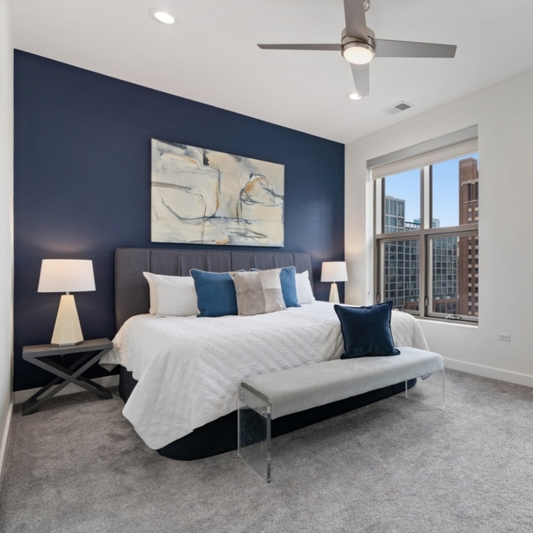 Taking a blue accent wall and running with it! We selected mostly light neutrals to keep the space bright, and so we wouldn't distract from the city view 🤩 #chicago #chicagorealestate #havenhomestager #chicagohomestaging #stagingworks #stagingsells #staging #homestaging