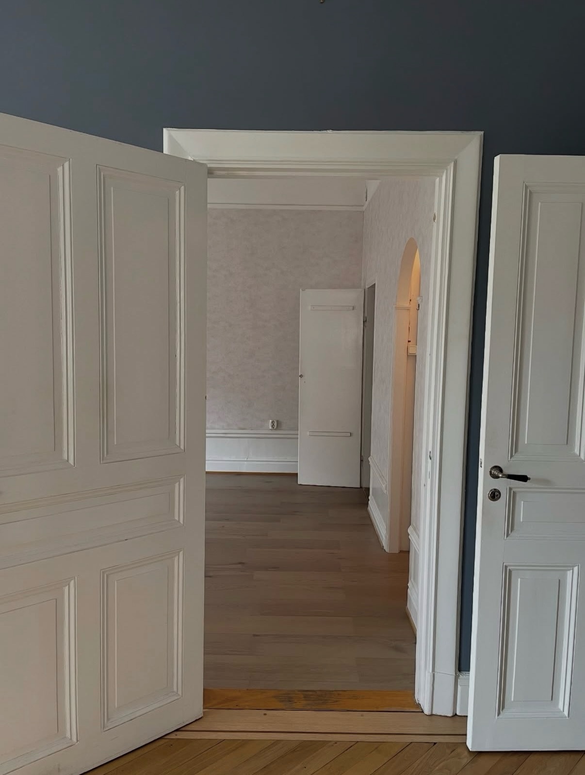 I almost forgot how this space started…->
Once just one room.
We divided it into a bedroom and a walk-in closet - and somewhere along the way, discovered a hidden door behind the wall.
Now leading to the bathroom, and it all feels meant to be ☺️
#layout #renovation #home #spacesbysanna