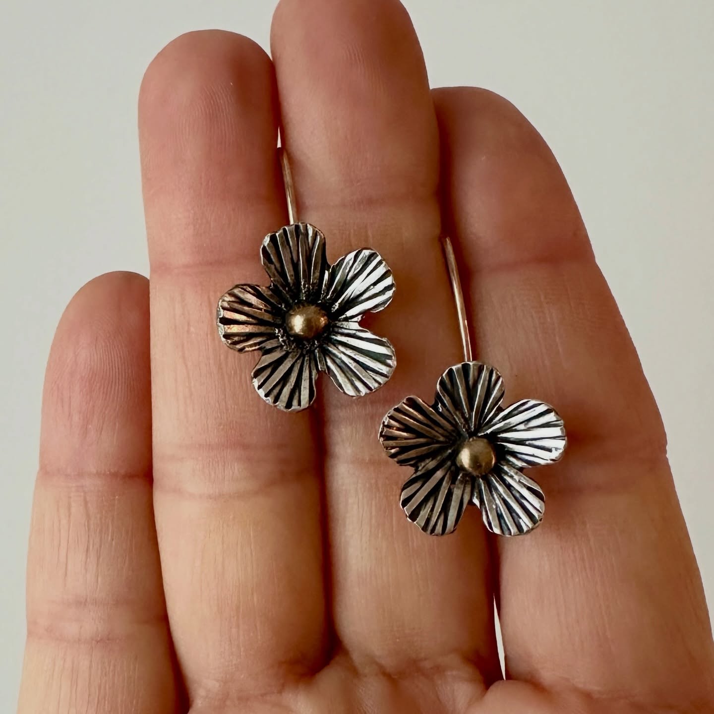 There’s something about flowers…the way they take their time, rooted and patient, until one day they open fully, unapologetically themselves.
These floral earrings were created with that same spirit in mind. A reminder that growth isn’t rushed, and becoming who you truly are is a quiet, beautiful unfolding. 🌸🧡✨✨✨
Available now at @lucyclarkgalleryandstudio. Link in bio.