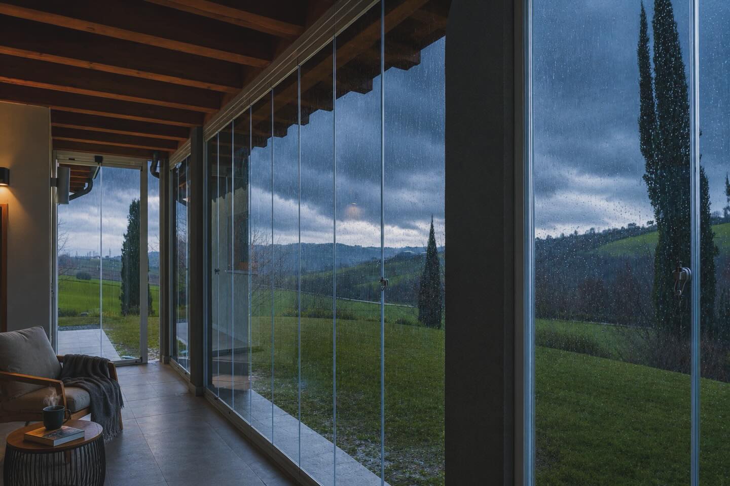 Fuori piove, dentro vivi il tuo spazio in totale comfort. 🌧️✨
Le nostre vetrate trasformano terrazze e porticati in veri giardini d’inverno, da vivere tutto l