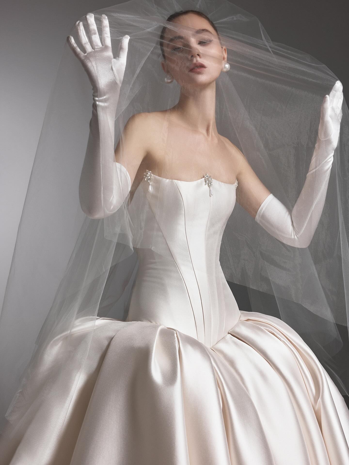 The return of the drop waist 🤍
This season’s most coveted silhouette — elongating, sculpted, effortlessly chic.
Crafted in luminous satin, clean and refined.
A structured neckline that frames the collarbone with quiet elegance.
#CherieAmorBridal #DropWaist #SatinWeddingDress #MinimalBride #BridalTrends