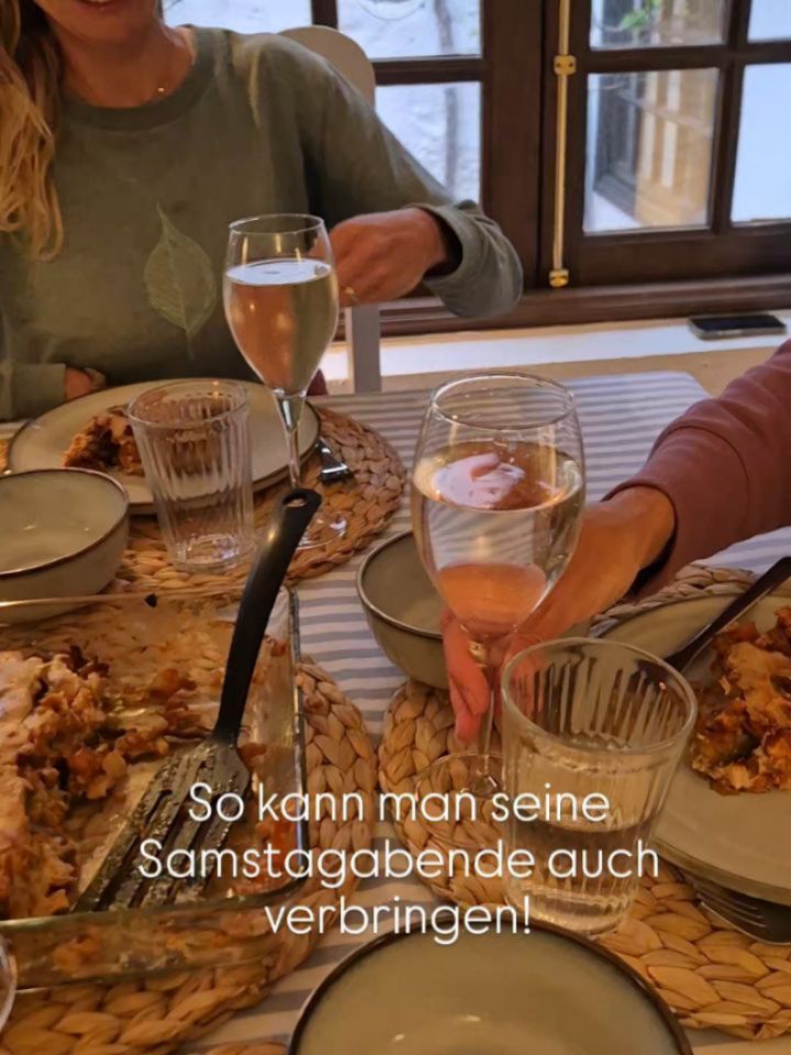 So kann man seine Samstagabende auch verbringen!
Gemeinsam mit seinen Freundinnen einen tollen Abend zu kreieren ist wirklich eines der schönsten Dinge die man machen kann. Gutes Essen, ein kleines Ritual, wie einen Kakao zusammen trinken, gemeinsam Gedanken aufschreiben und diese dann in der Runde zu teilen. Danach einen kleinen Makramee Workshop bei dem man sich gegenseitig hilft und einfach zusammen lacht und redet. Das ist für uns ein perfekter Abend! 💜
Frauenfreundschaften sind so wertvoll, sich auszutauschen, zusammen zu halten und einfach nur zu sein wie man ist. Es gibt nichts kraftvolleres als Frauen die sich gegenseitig unterstützen.
Lasst uns gemeinsam schöne Erlebnisse kreieren, lasst uns gemeinsam lachen, weinen, singen, tanzen, lasst uns gegenseitig Liebe schenken und über uns hinauswachsen!
#sisterhood #auszeit #friendship #soulfood