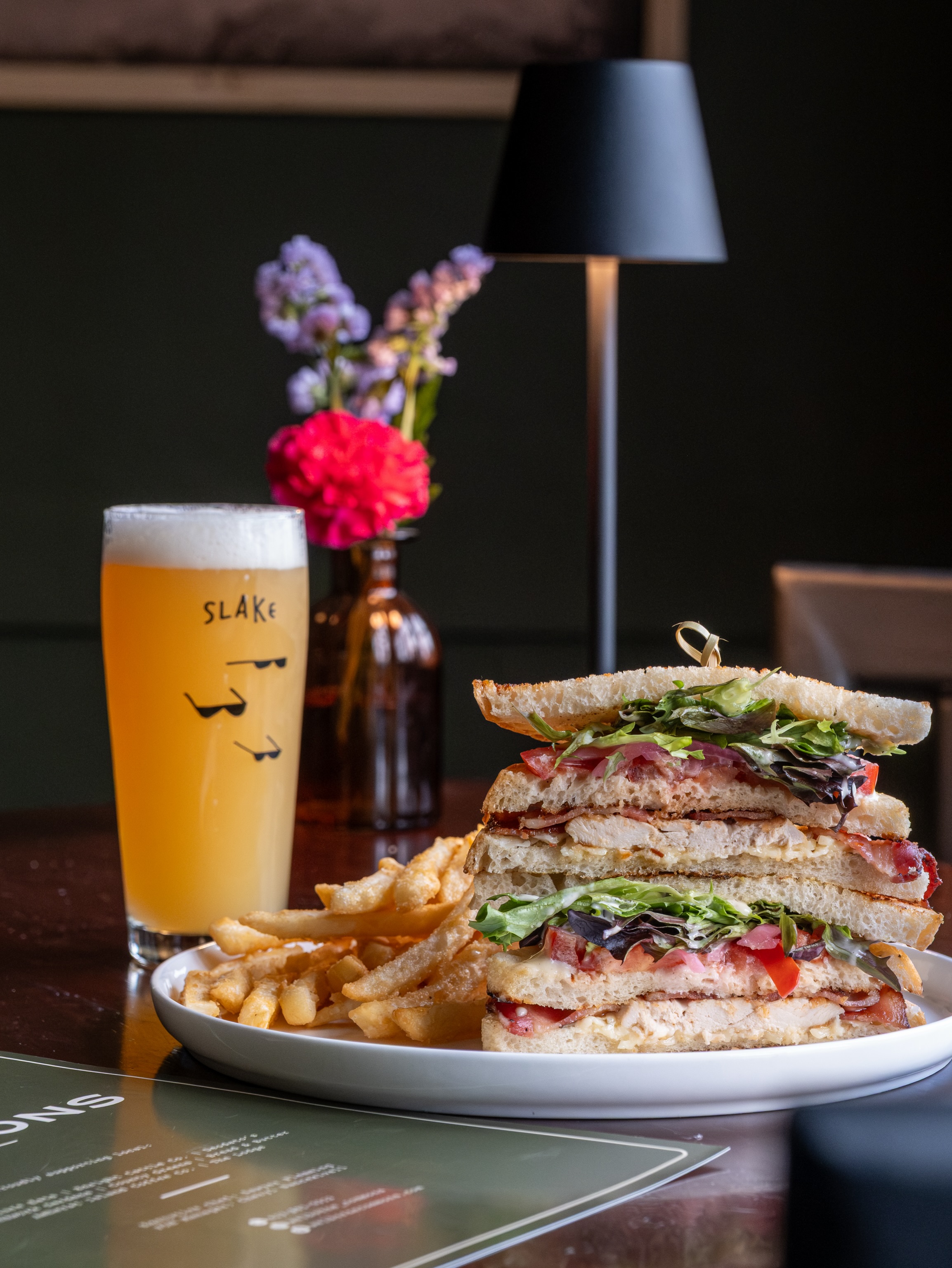 Meet the New Commons Club
roasted chicken, bacon, lettuce, tomato, aged cheddar, pickled onions, roasted garlic aioli, double decker white bread + choice of side
Pairs perfectly with a Slow Slow IPA from @slakebrewing. Open 11:30-8PM 🍻