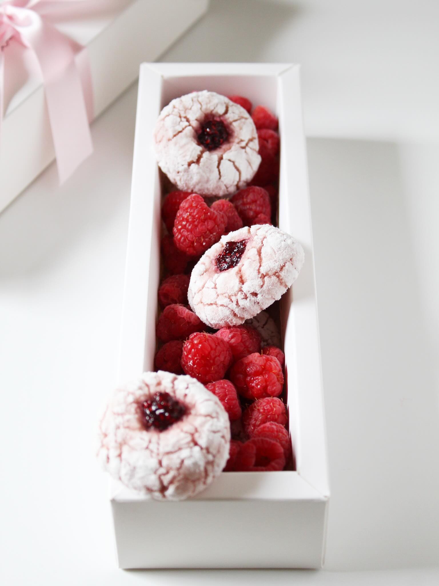 TUTTO LAMPONE —
festa della mamma | dia das mães
O meu favorito, o mais delicioso e delicado marzipan de amêndoas com framboesas italianas, recheado com geleia de framboesas!
Disponível nas caixinhas de presente e avulsos para compor uma mesa de doces.
—
Solicite o menu pelo WhatsApp | link na bio