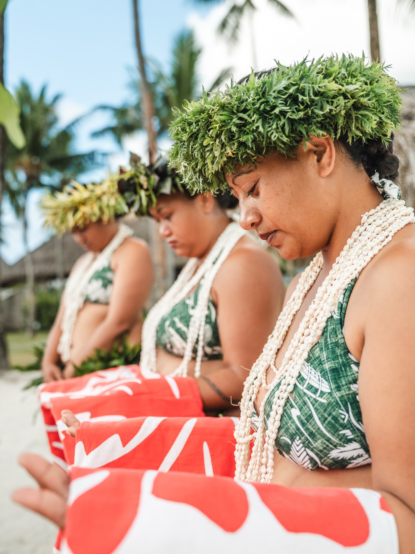 Celebrada desde hace generaciones, la ceremonia del tifaifai honra la unión de los recién casados con un gesto simbólico de protección y bendición.
Una experiencia cultural única que puede vivirse en las bodas tradicionales polinesias
.
Celebrated for generations, the tifaifai ceremony honors the couple’s union through a symbolic gesture of protection and blessing.
A meaningful cultural experience you can witness during traditional Polynesian weddings
📷 @ic_boraborathalasso
#MoemoeaTravel #PolinesiaFrancesa #FrenchPolynesia#TraditionalWedding #LuxuryWeddingExperience DestinationWedding LoveTahiti