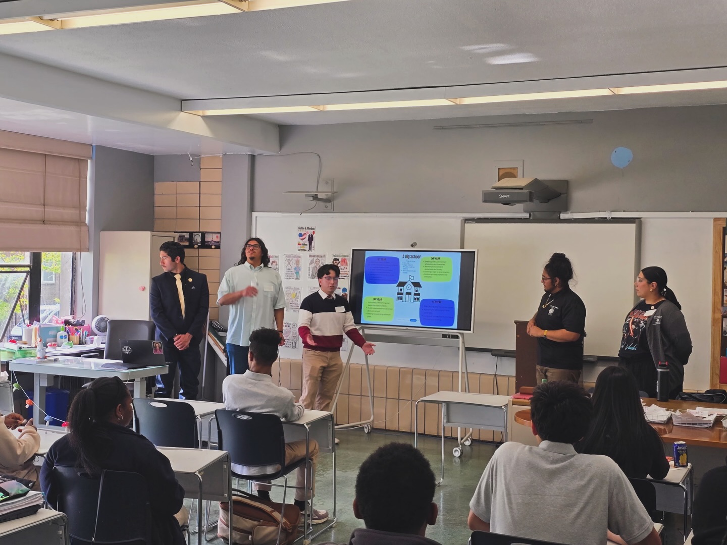 Thank you to the student representatives and ambassadors from @chicagostateuniversity1867 along with OLAS (Organization of Latin American Students), for visiting and connecting with our students yesterday—not to mention the conchas!
It was wonderful to learn more about the many opportunities CSU offers, and moreover to highlight an affordable, local university option for our students and community.