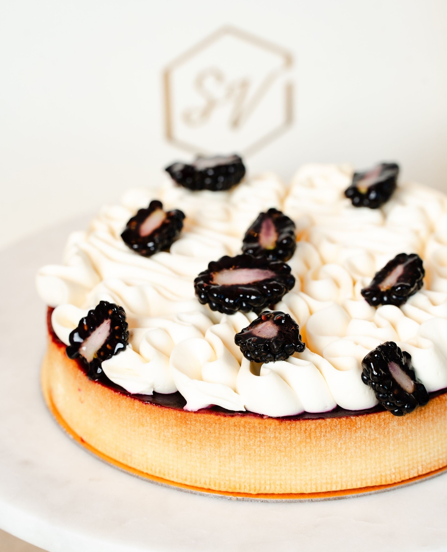 For mom’s with great taste!
Gather around the table and celebrate mom with a little dessert.
A sweet pastry tart filled with madeleine sponge, blackberry confit, and jasmine mascarpone cream, perfect for sharing with the whole family.
Available for pre-order now, and in stores starting May 9th in limited quantities.
#SVBakery #SmallVictoryBakery #MothersDay #Tart