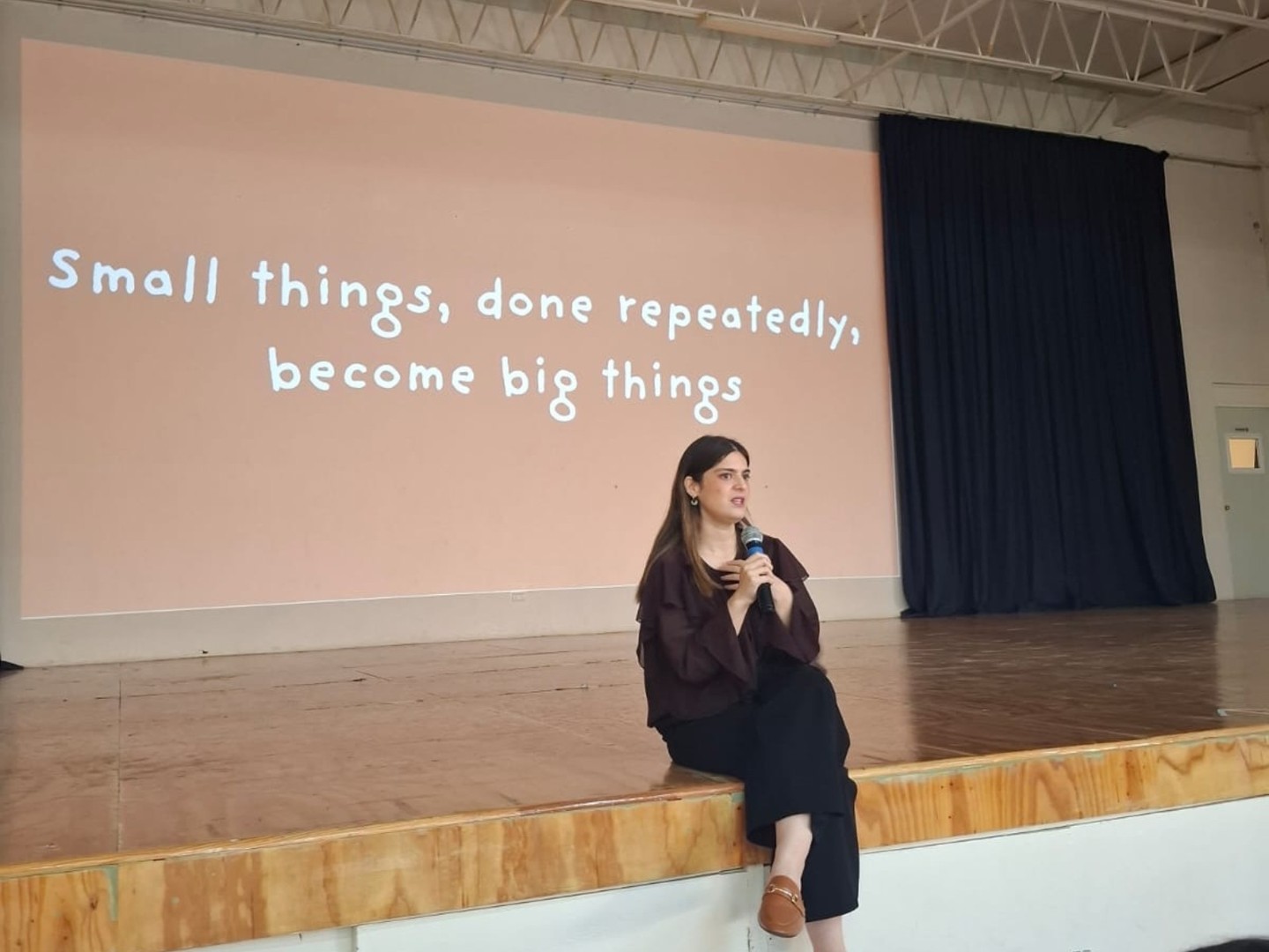 We welcomed ISR graduate Georgina Flores to our Valle Alto Campus, where she spoke to our 8th and 9th graders about her journey as a social changemaker and inspired our students to make a positive impact in the world. “Small things, done repeatedly, become big things. Our world needs more collaboration.” #WeAreISR
