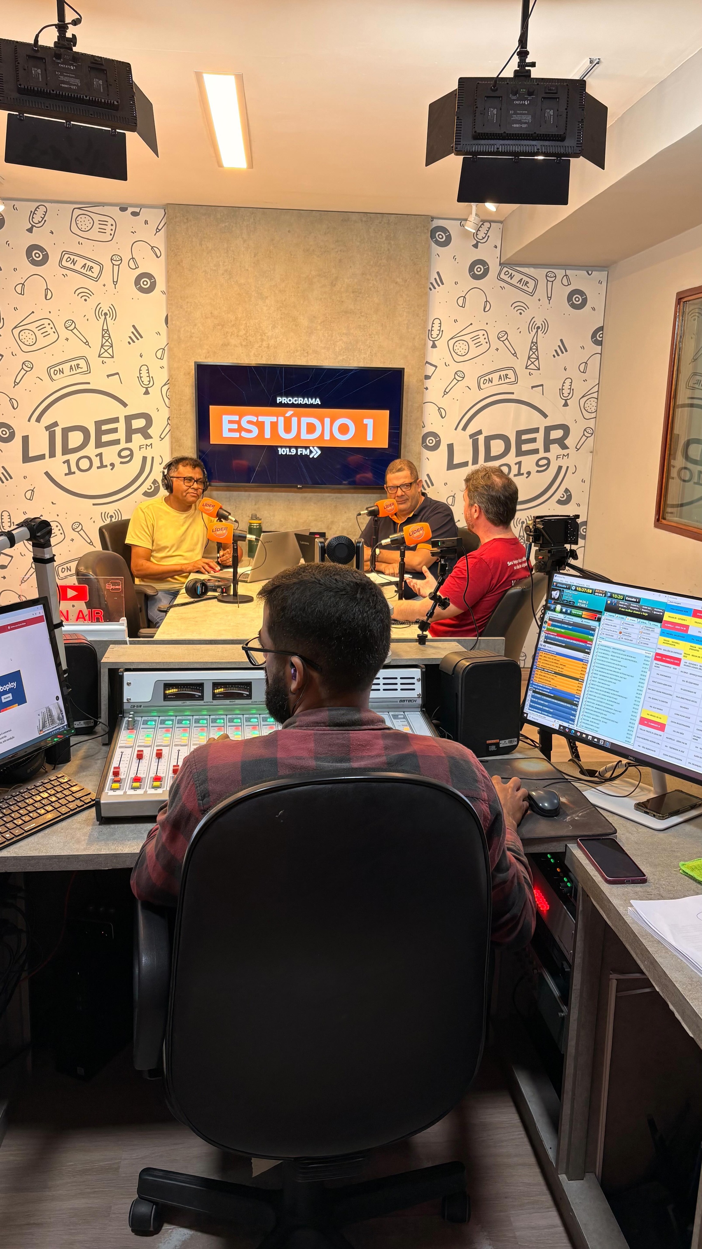 NO AR | Entrevista com Marcello Almeida, diretor de Operações da Agreste Saneamento, na Rádio Líder, em Arapiraca.
Condução do super radialista Nazário.
#assessoriadeimprensa #jornalismo #comunicacao #algomais