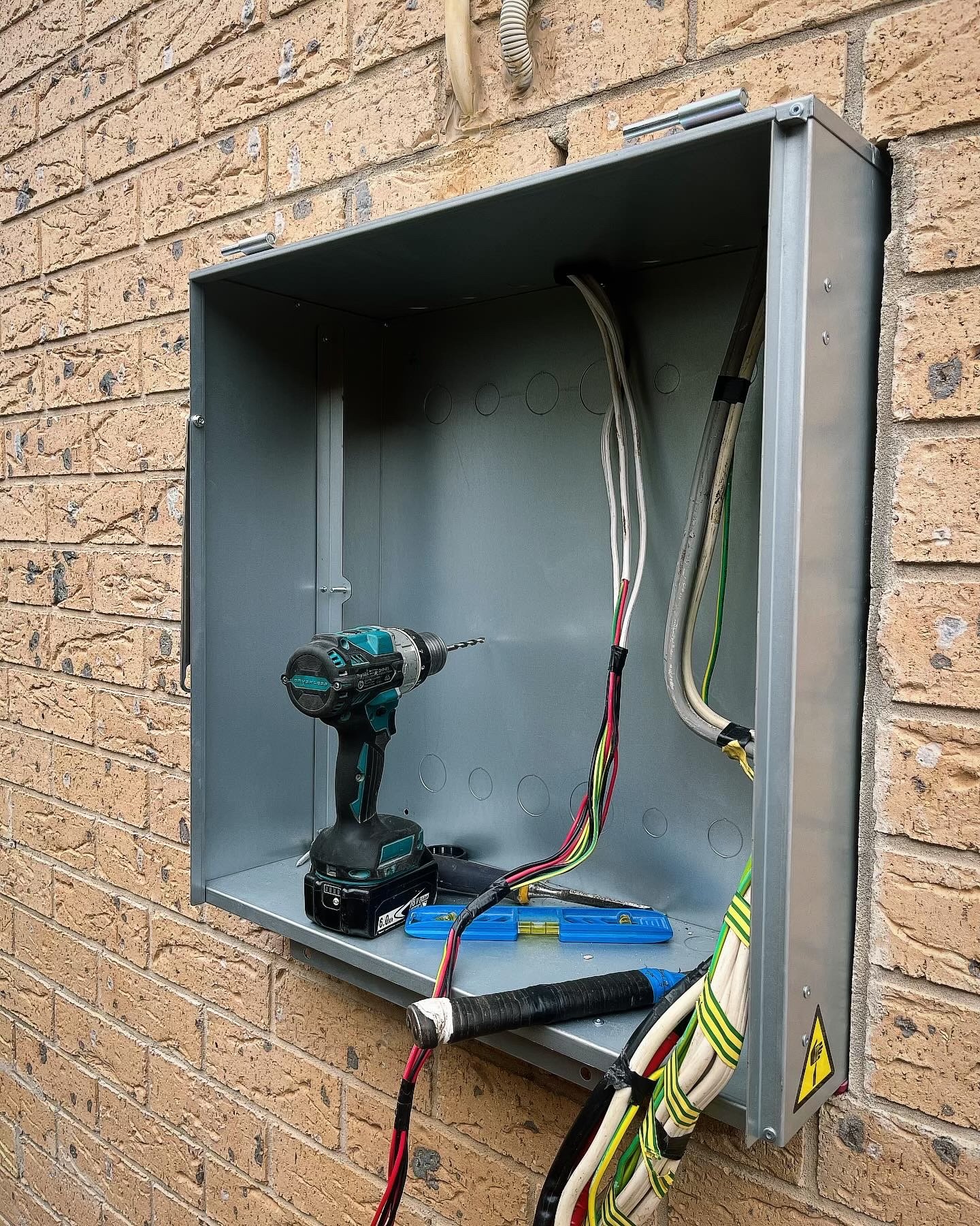 We replaced a faulty switchboard in a Port Macquarie home and made the house safer and easier to live in. First we diagnosed worn breakers and outdated wiring, then we fitted a new switchboard to NSW safety standards. Work was clean, on time and within budget. The family now has reliable power, better safety and room for future renovations. Link in bio 🔧💡🏠
Tell us what needs fixing at your place — we’ll help. #PortMacquarie #HomeRenovation #ElectricalSafety #GordonKnottElectrical #NSWTrades #EnergyEfficientHome #LocalElectrician #Renovators