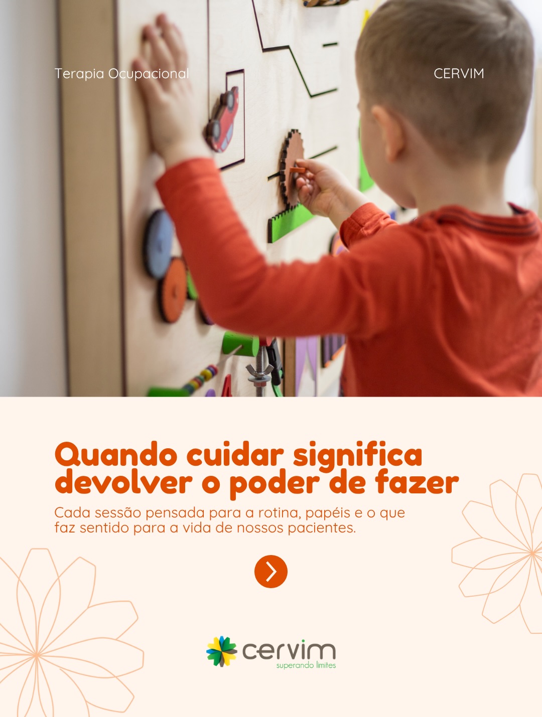 Tem coisas do dia a dia que parecem simples… até o momento em que deixam de acontecer com facilidade.
Amarrar o tênis. Segurar um talher. Escrever. Brincar. Trabalhar. Estar presente de verdade.
É nesse ponto que a Terapia Ocupacional se torna essencial.
Mais do que tratar sintomas, o foco está na vida real. Na rotina, nos papéis ocupacionais, naquilo que dá sentido ao dia de cada paciente.
A intervenção é baseada em evidências e centrada na funcionalidade. Estudos mostram que a retomada de atividades significativas impacta diretamente na recuperação neurológica, na saúde mental, no desenvolvimento infantil e na qualidade de vida em todas as fases.
No CERVIM, cada plano terapêutico é individualizado, com objetivos claros voltados para autonomia e independência funcional.
Cuidar, para nós, é possibilitar que cada pessoa volte a fazer o que importa.
Deslize para conhecer os pilares que norteiam a Terapia Ocupacional no CERVIM. ⏩️
#terapiaocupacional #reabilitacao #CERVIM20Anos #funcionalidade #neurodesenvolvimento