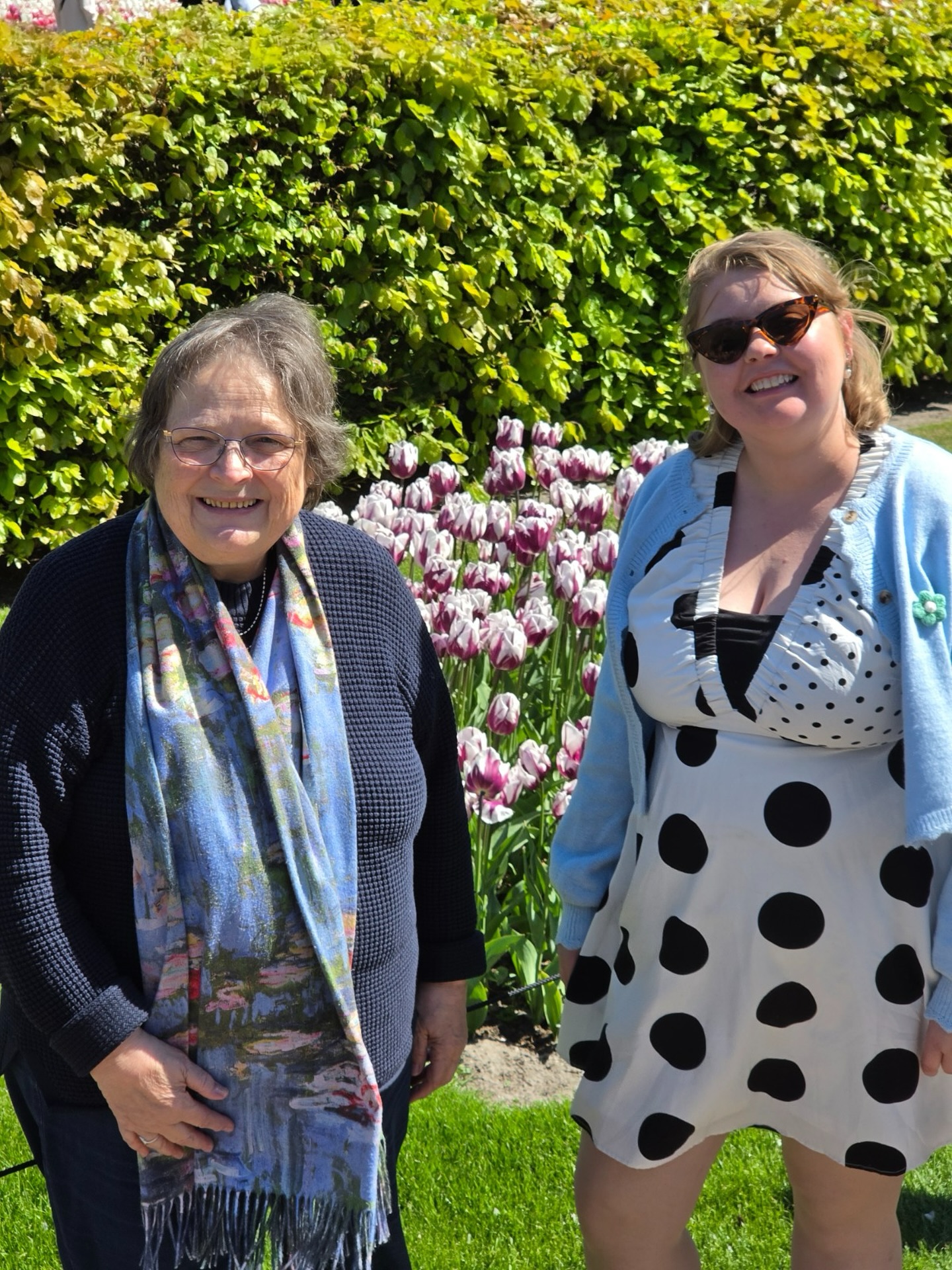 Sunshine, tulips, and sisterhood 💜
There are so many benefits to being part of an alumnae chapter but the multi-generational friendships across countries makes the EAC truly special 🌷