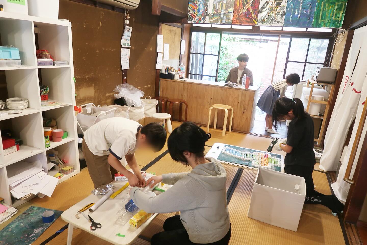 5/2(土)
朝に4人、午後に3人が過ごしました。
ボランティアさんが2人来てくれました。
この日の子どもスタッフは大忙し。
ナイス美術館の子ども商店の商品袋詰め、看板作り、作品のキャプション、当日の打ち合わせ。
やることいっぱいでしたが10分単位で時計を見る声掛けをしながら、凄まじいスピードで作業をやり遂げました。
いつものゆるっとしたアトリエの景色とはまた違う、イベント前らしい毎年恒例の雰囲気です。
打ち合わせでのタイムスケジュール確認では、クイズ方式で集合時間や自由時間の確認をしました。
みんなから全然違う答えが返ってきても余裕の表情で、大丈夫かいなというところです。
お寺で開催するので和尚さんに挨拶する時間があるのですが、全く覚えられず「お師匠さんにお参り!」と連発していました。
子どもスタッフの皆さん、当日はよろしくお願いします。
自由創作の人たちは、
それぞれボランティアさんに折り紙やレジンを教えてあげたり、歌を歌ったりして過ごしていました。
あやとりと鬼滅にハマっている人は、オリジナルのあやとり技で蝶々を生み出していました。
-————————
公式グッズ好評販売中!
子どもたちの作品をデザインしたグッズをご購入いただけます。収益の一部はこどもの居場所への寄付金として活用いたします。
Webショップサイト
https://suzuri.jp/HARETOKE
-————————
つくるの教室
💡自由創作クラス
✏️🎨デッサン・着彩クラス
〈火〜金〉9〜12時/14〜20時
〈土・日・祝〉 9〜12時/14〜17時
〈1日利用〉 9〜17時
👶新規幼児クラス
〈火〜金〉9〜12時/14〜17時
〈第1・第3 日曜〉 14〜17時
🍺闇ビール /子ども食堂・ 交流会
〈闇ビール〉毎月1回(定員20人)
☎️お問い合わせ
〈公式LINE〉https://lin.ee/fNAuSpg
#こどもの居場所
#中京区
#キッズアート
#中京区こども若者の居場所ネットワーク
#お絵描き工作教室
つくるの教室
闇ビール
ナイス美術館
発達凹凸
発達障害
HSP
こども食堂
闇ビール