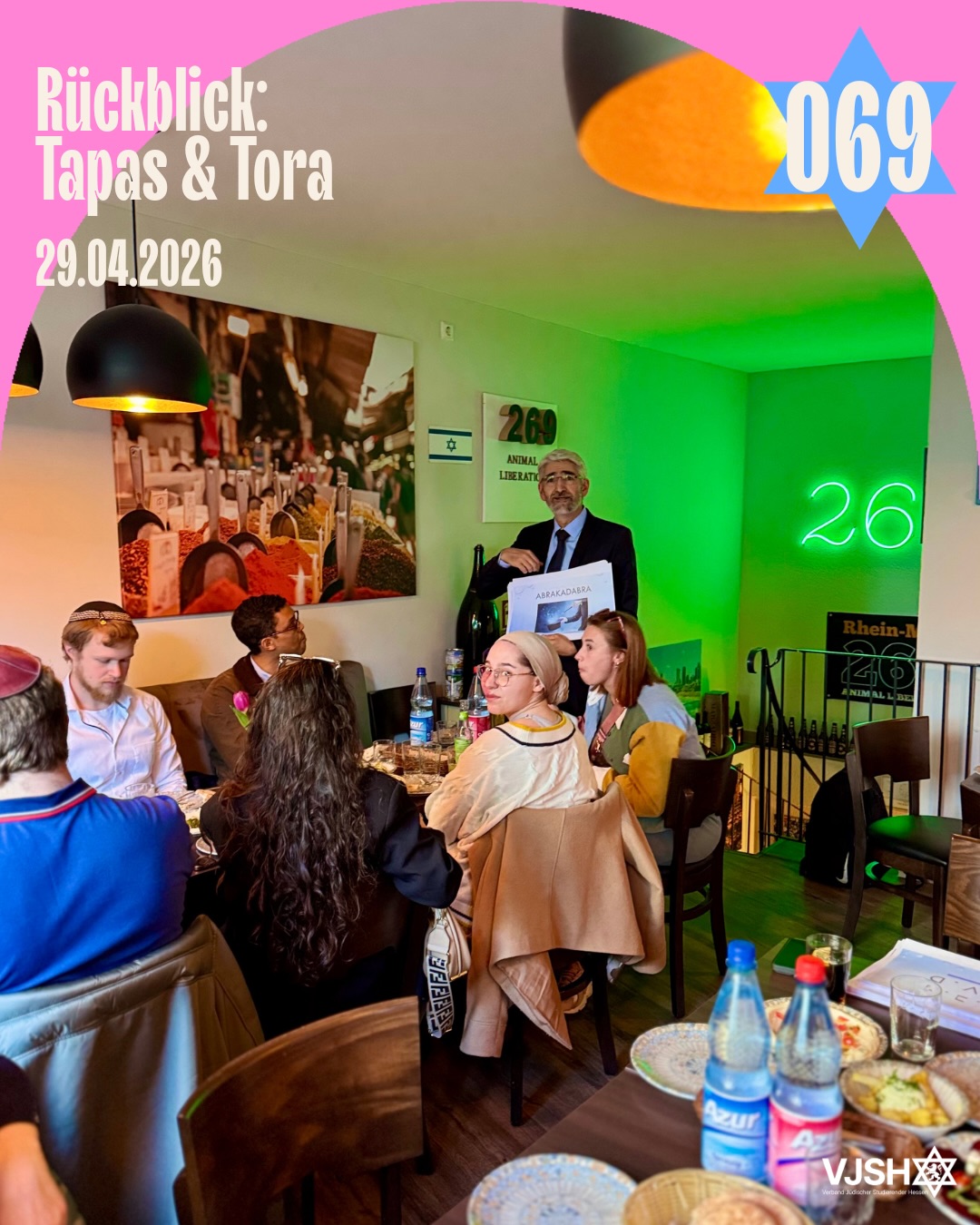 ✨Rückblick: Tapas & Tora ✨
Am 29.04.2026 durften wir gemeinsam mit @rabbiner_julian_chaim_soussan einen besonderen Abend erleben.
Im Mittelpunkt stand das hebräische Alef-Bet — nicht nur als Schrift, sondern als System voller Bedeutung, Symbolik und Geschichte. Gemeinsam haben wir entdeckt, wie Ivrit funktioniert, welche spirituellen und sprachlichen Zusammenhänge hinter den Buchstaben stehen und welche Rolle Zahlen und Gematria im jüdischen Denken spielen.
Danke an alle, die dabei waren und diesen Abend mit Fragen, Gesprächen und guter Atmosphäre bereichert haben. ❤️