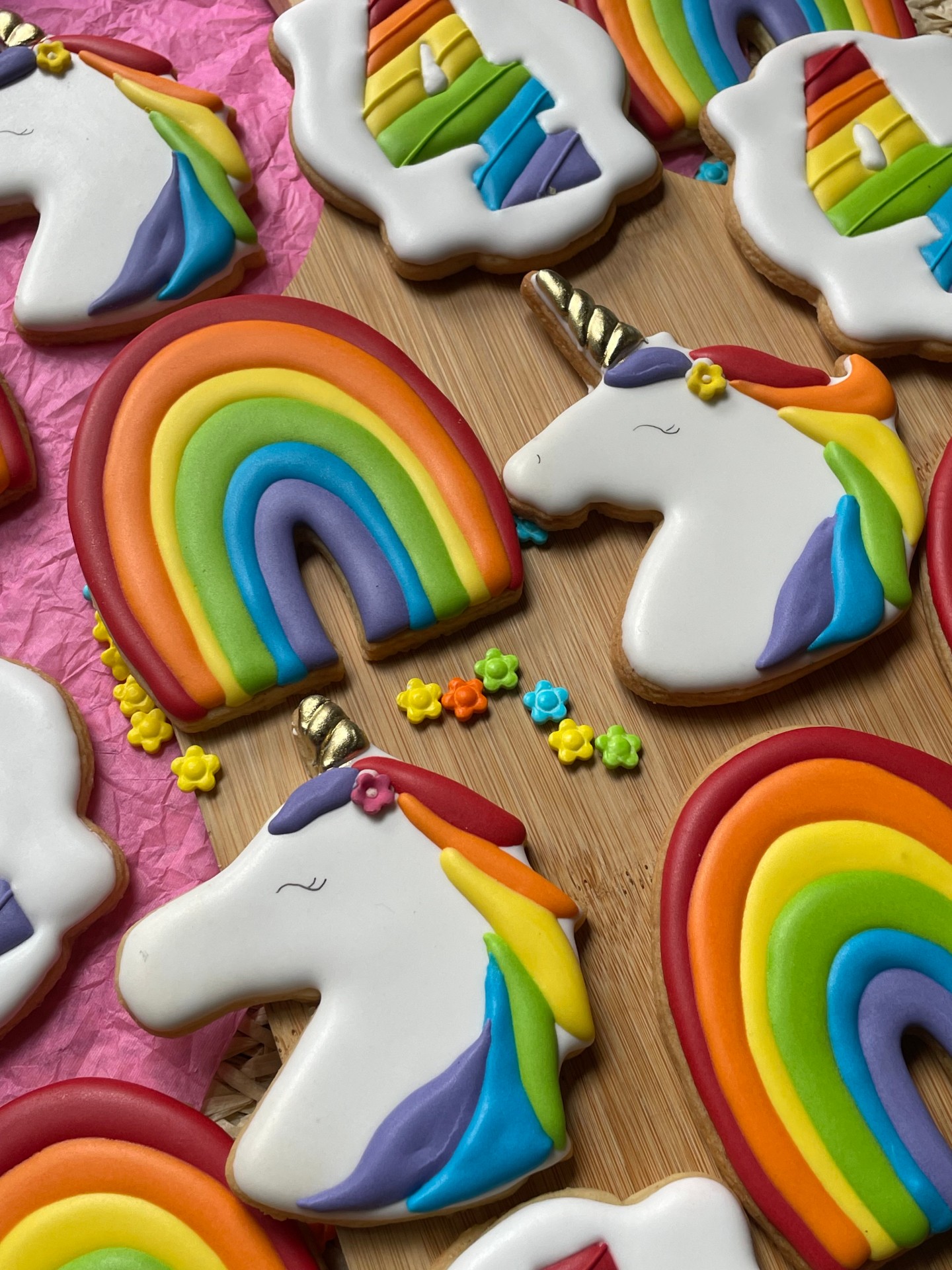 Bright rainbows and Unicorn cookies. No pastel shades to see here folks. 🤭 🌈 🦄. How fabulous to celebrate a vivacious and brilliant 4th birthday.
.
.
#customcookies #joburgcookies #randburgbaker